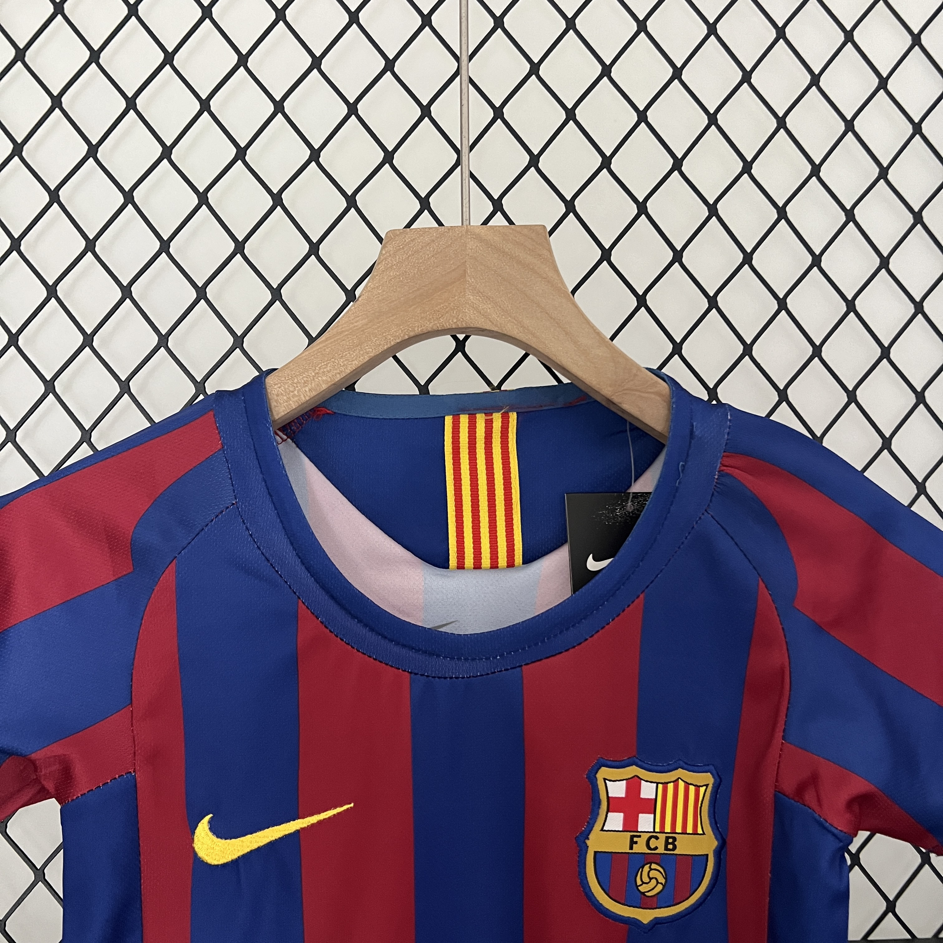 AlphaJersey-Retro Barcelona 2005-06 Home Stadium Kids Kit
