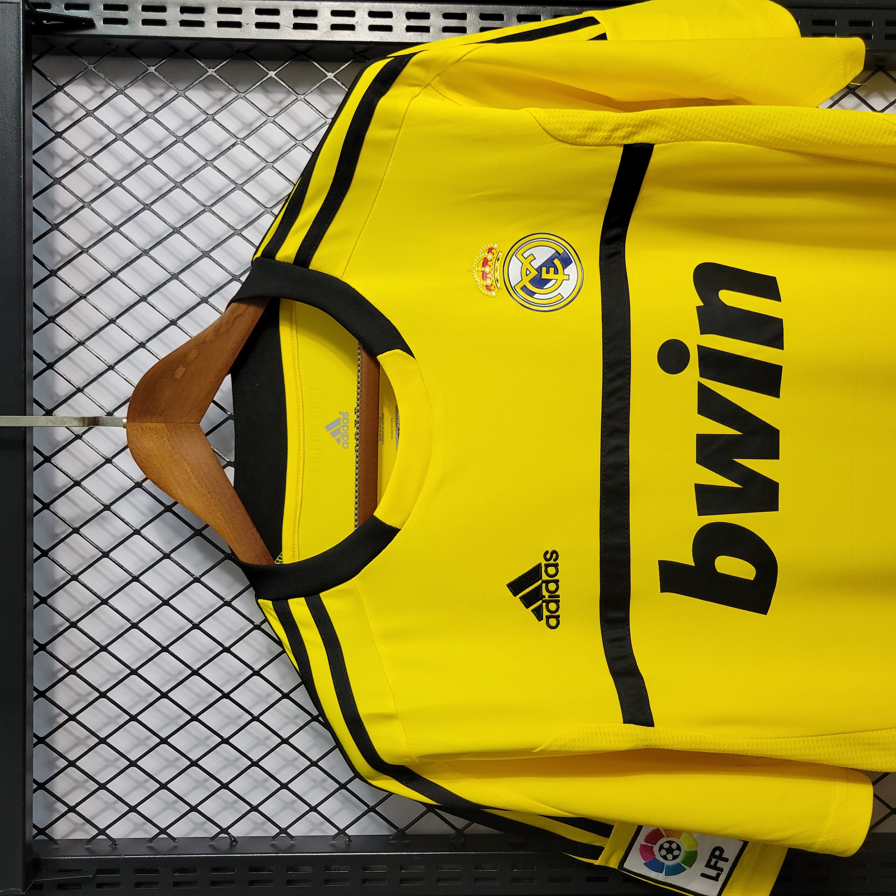 AlphaJersey-Retro Real Madrid 11-12 Yellow Goalkeeper Jersey