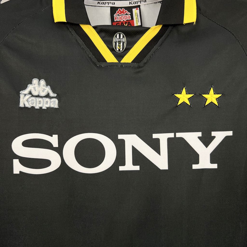 AlphaJersey-Retro Juventus 1996-97 Third Jersey