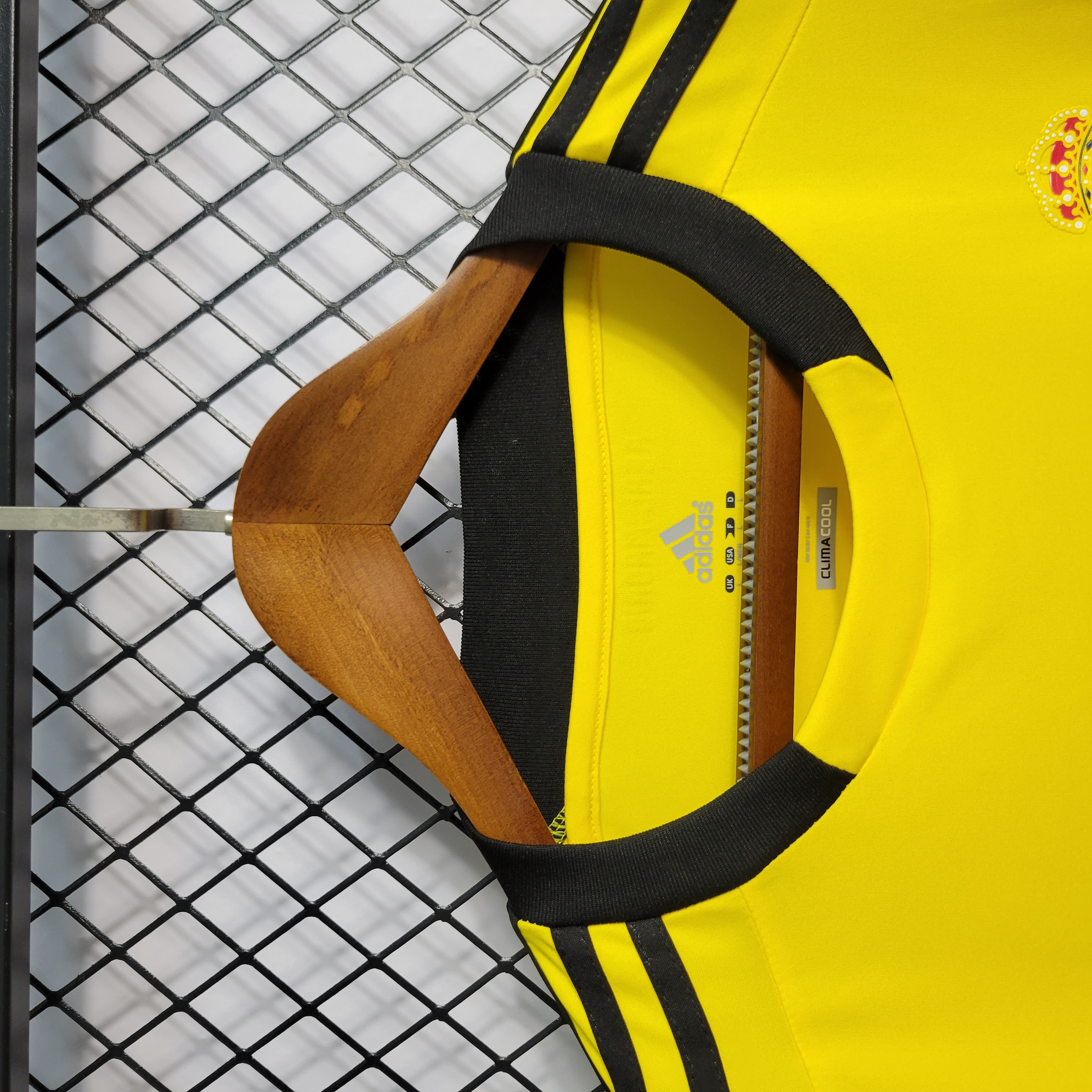 AlphaJersey-Retro Real Madrid 11-12 Yellow Goalkeeper Jersey