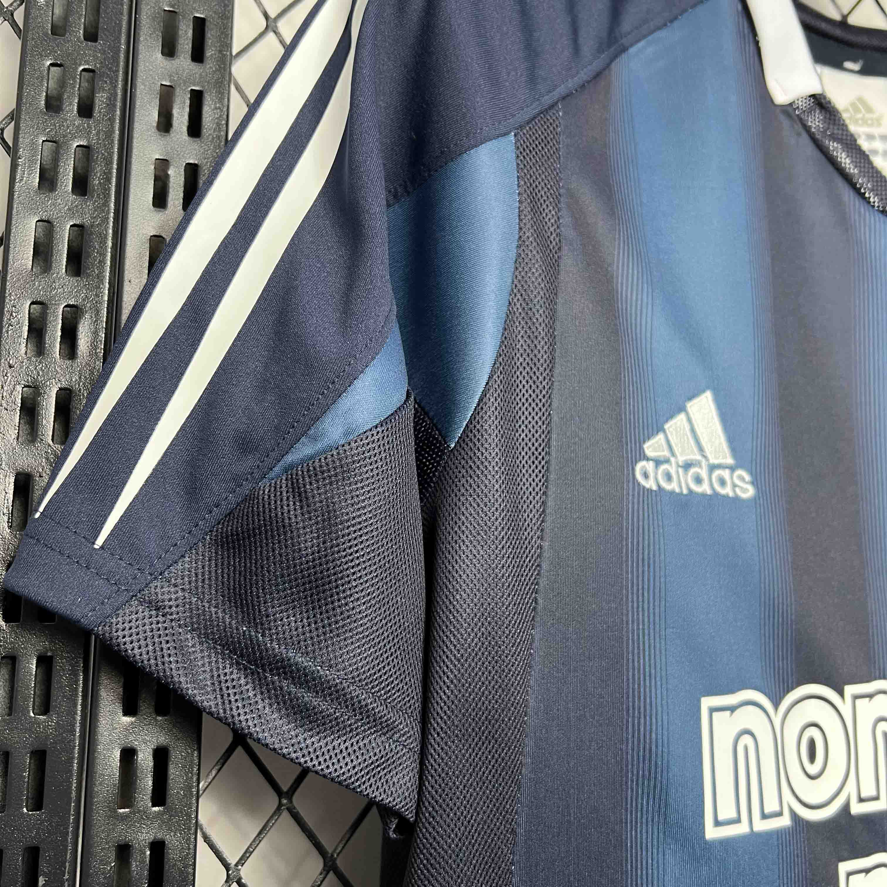 AlphaJersey-Retro Newcastle United 2004-05 Away Jersey