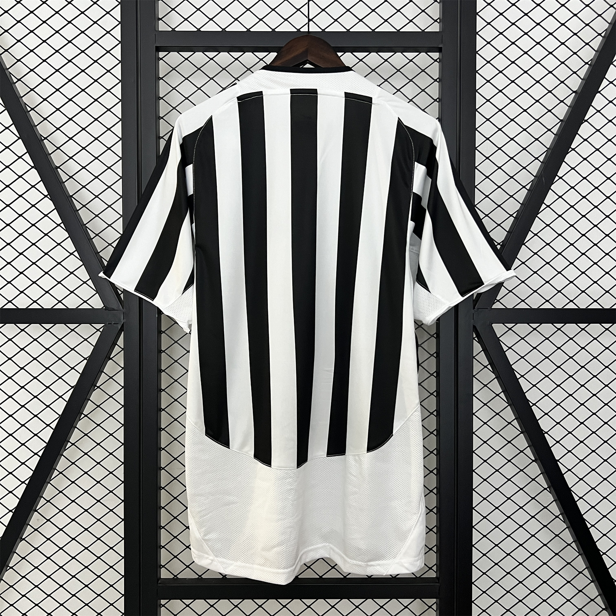 AlphaJersey-Retro Juventus 2003-04 Home Jersey