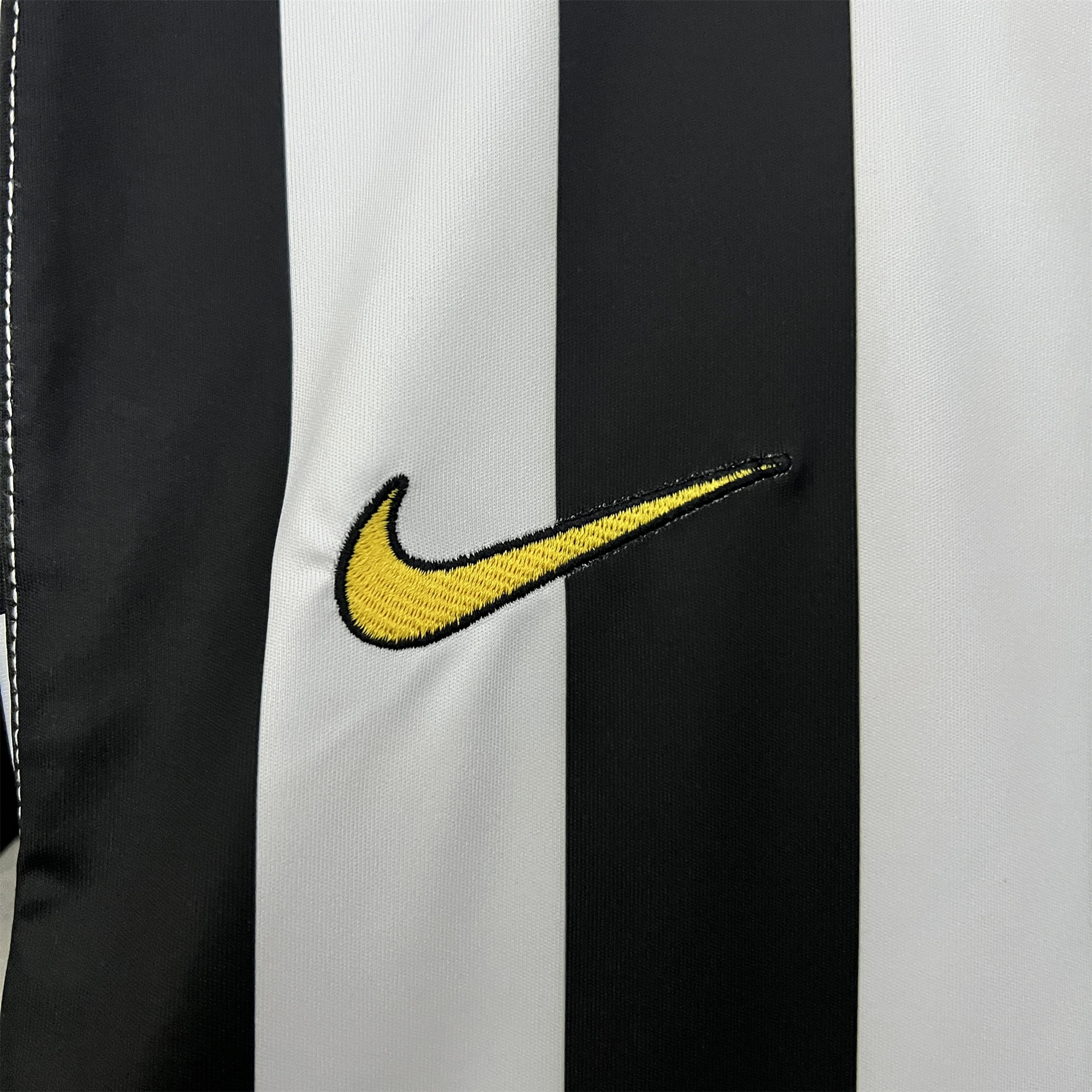 AlphaJersey-Retro Juventus 2003-04 Home Jersey
