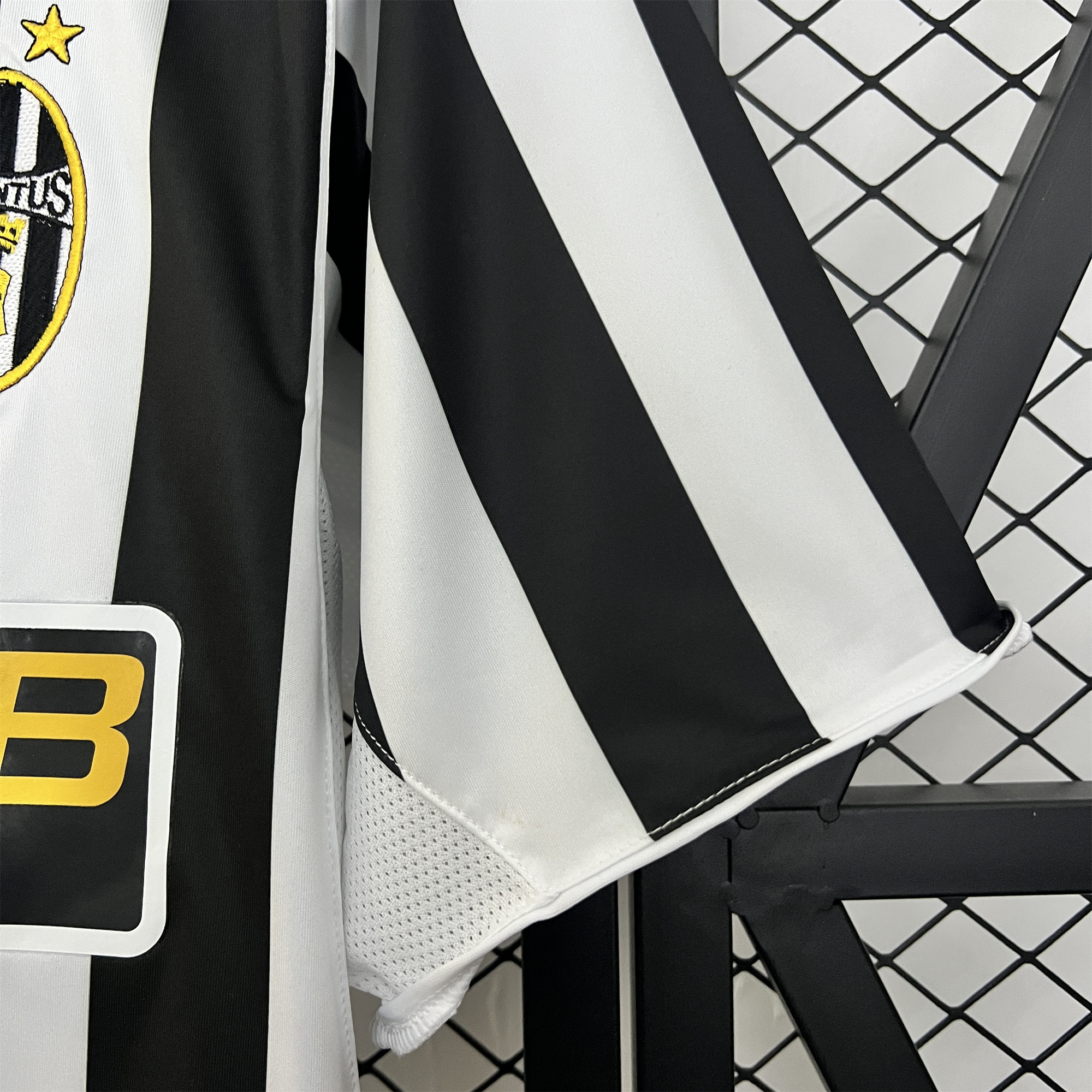 AlphaJersey-Retro Juventus 2003-04 Home Jersey