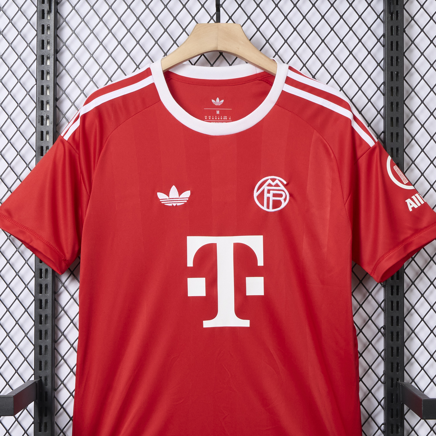 AlphaJersey-Bayern Munich 25-26 Red Trefoil Goalkeeper Jersey - Fans Version