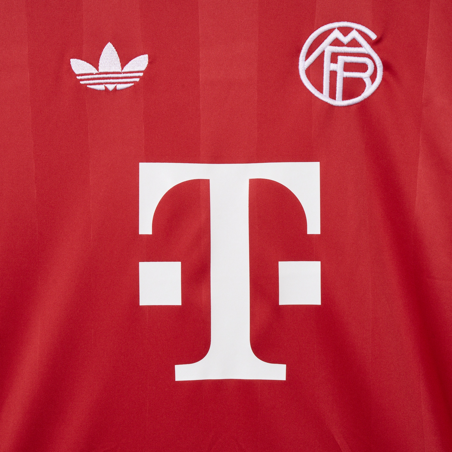 AlphaJersey-Bayern Munich 25-26 Red Trefoil Goalkeeper Jersey - Fans Version
