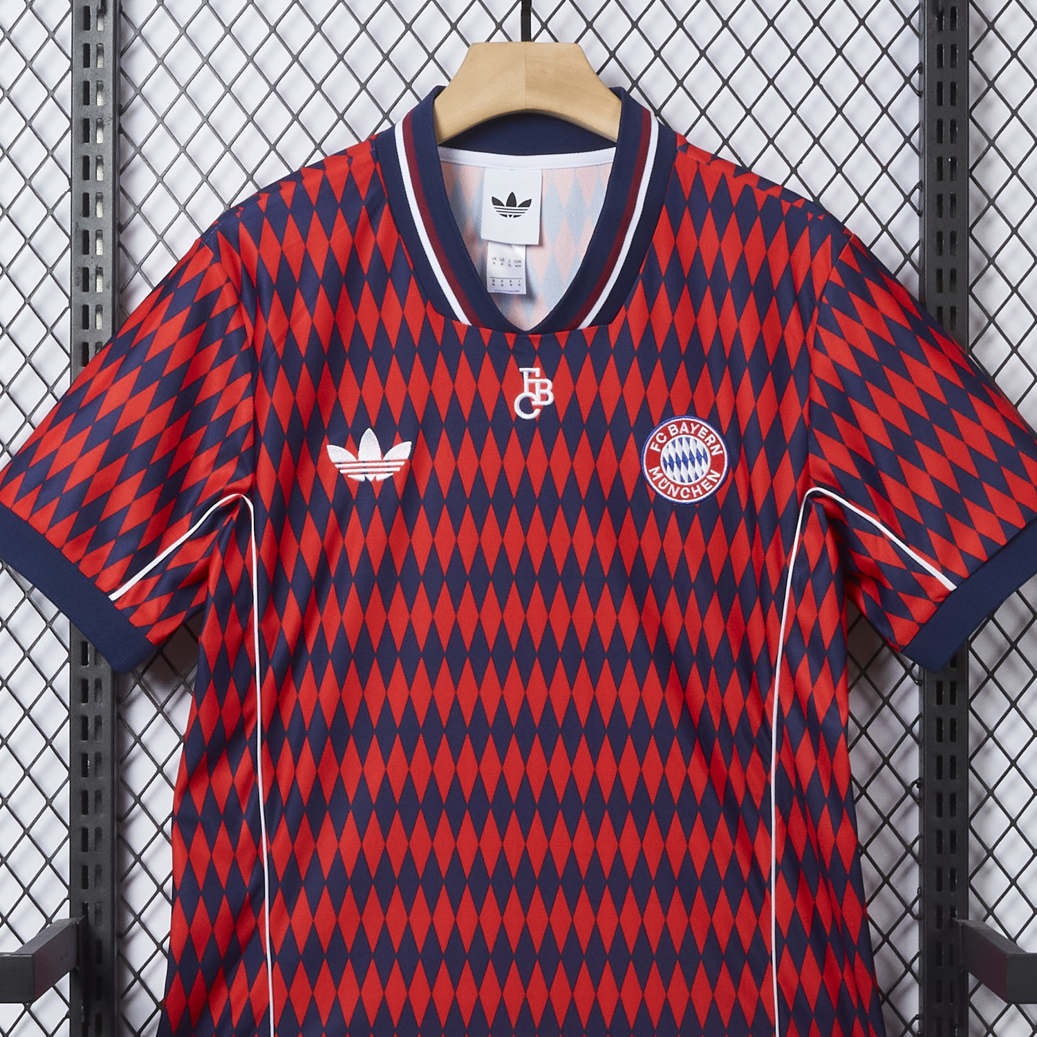 AlphaJersey-Bayern Munich 25-26 Trefoil Retro Style Red And Deep Blue Jersey - Fans Version