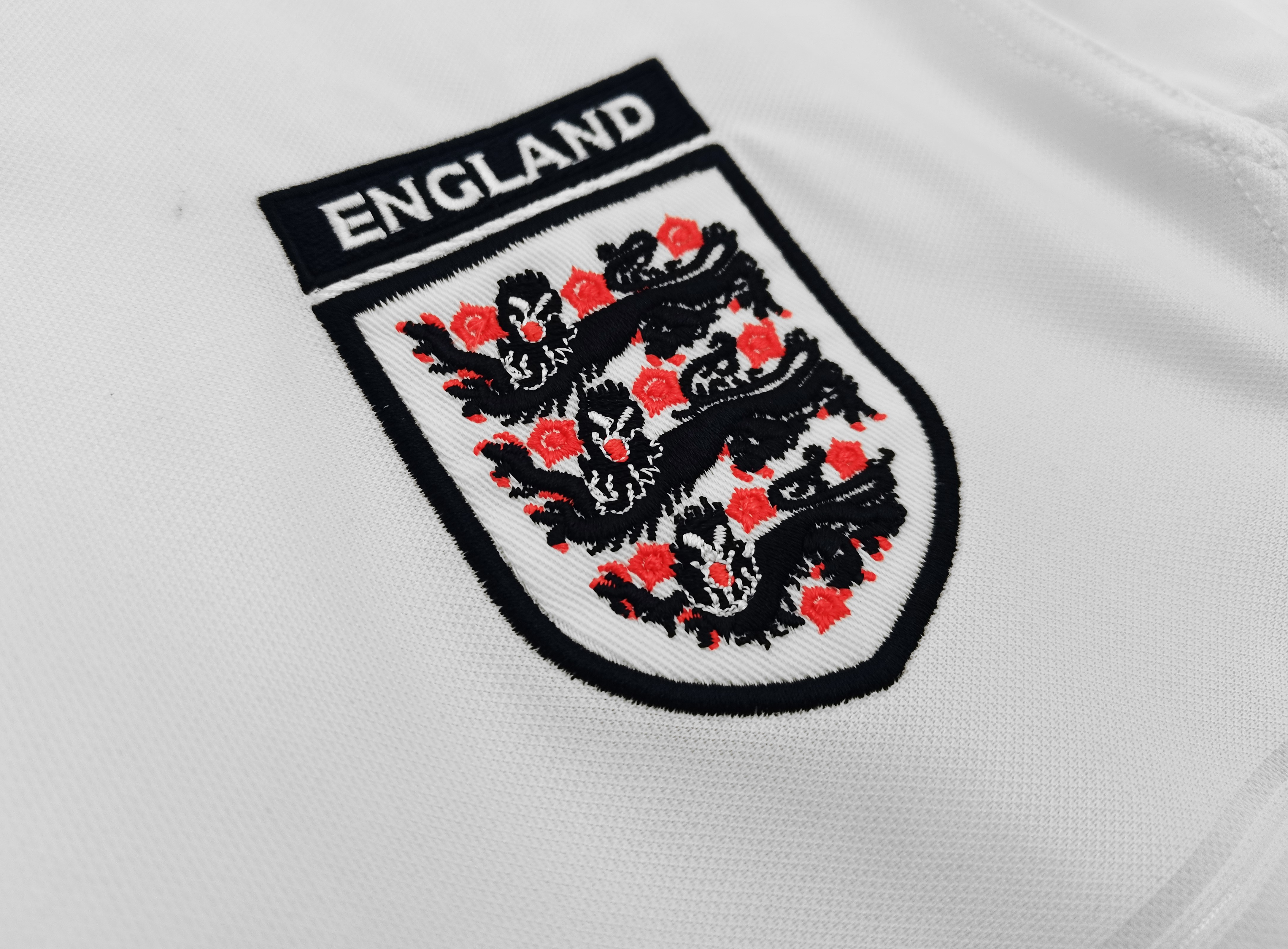 AlphaJersey-Retro England 2000 Home Stadium Jersey