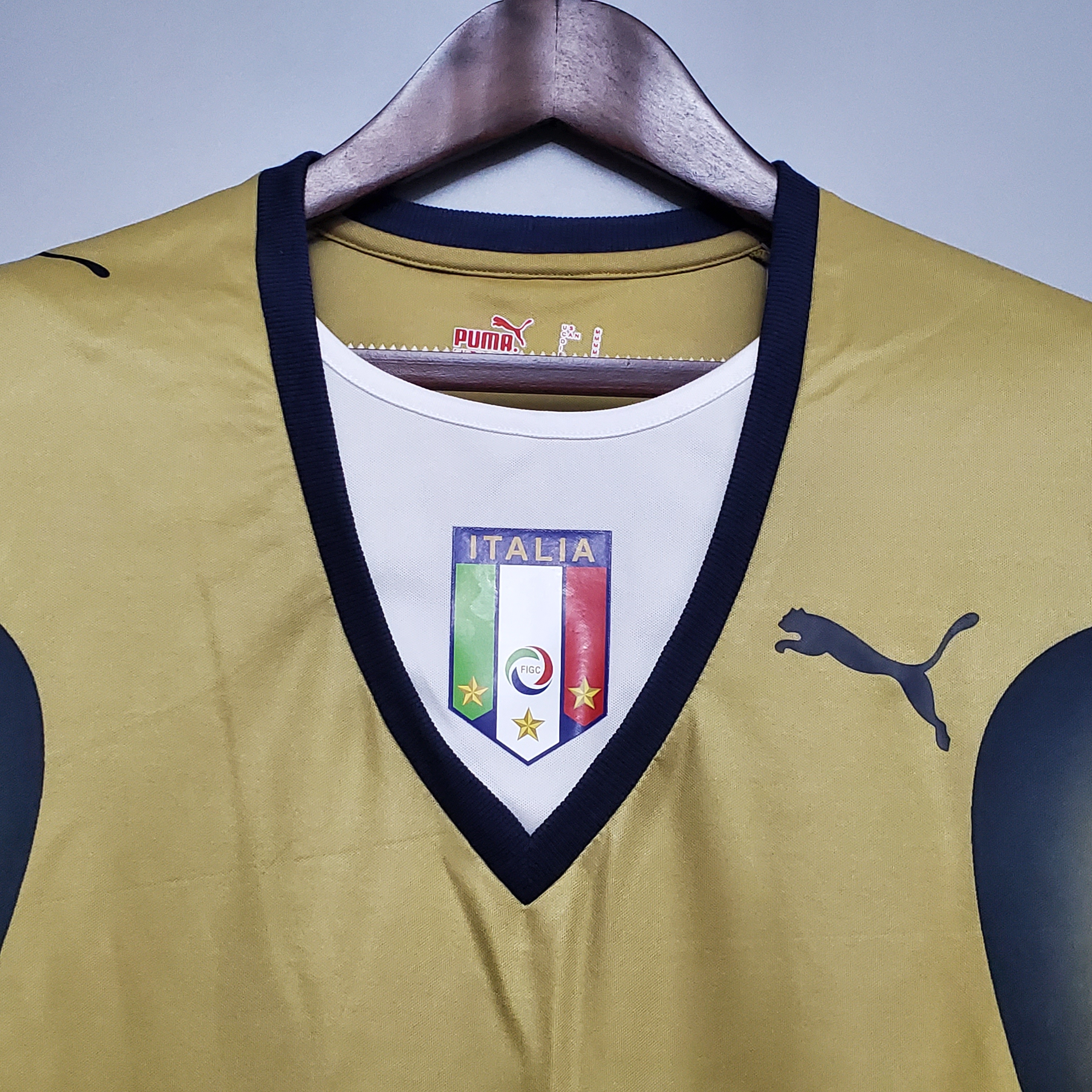 AlphaJersey-Retro Italy 2006 Golden Goalkeeper Jersey