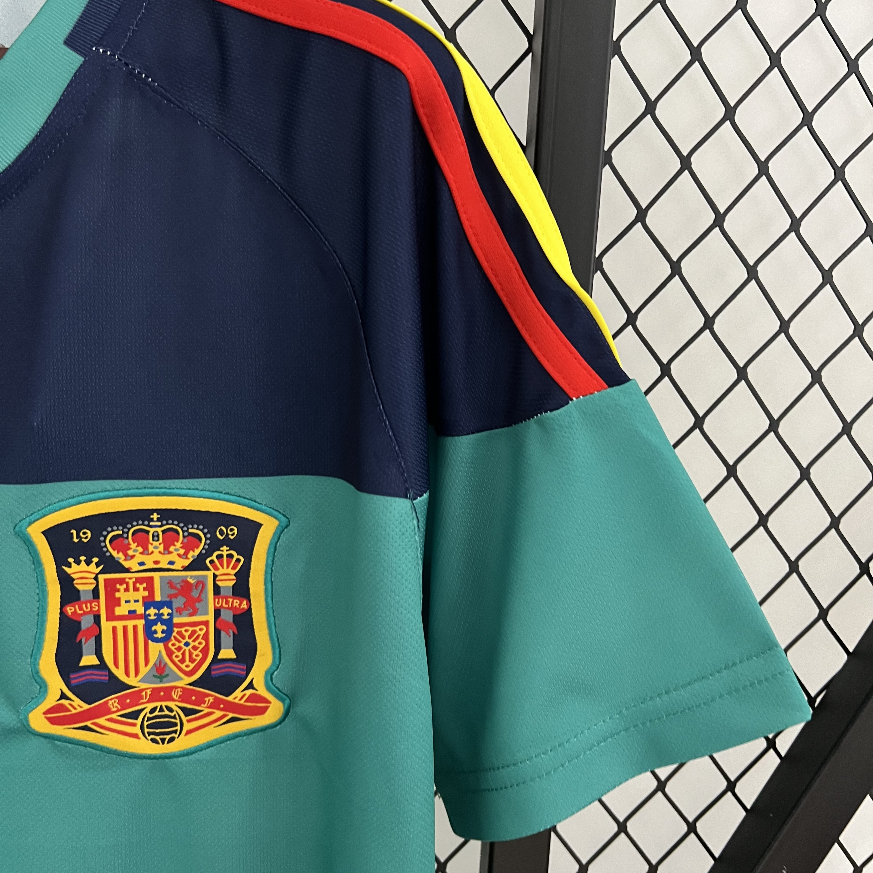 AlphaJersey-Retro Spain 2010 Green Goalkeeper Jersey