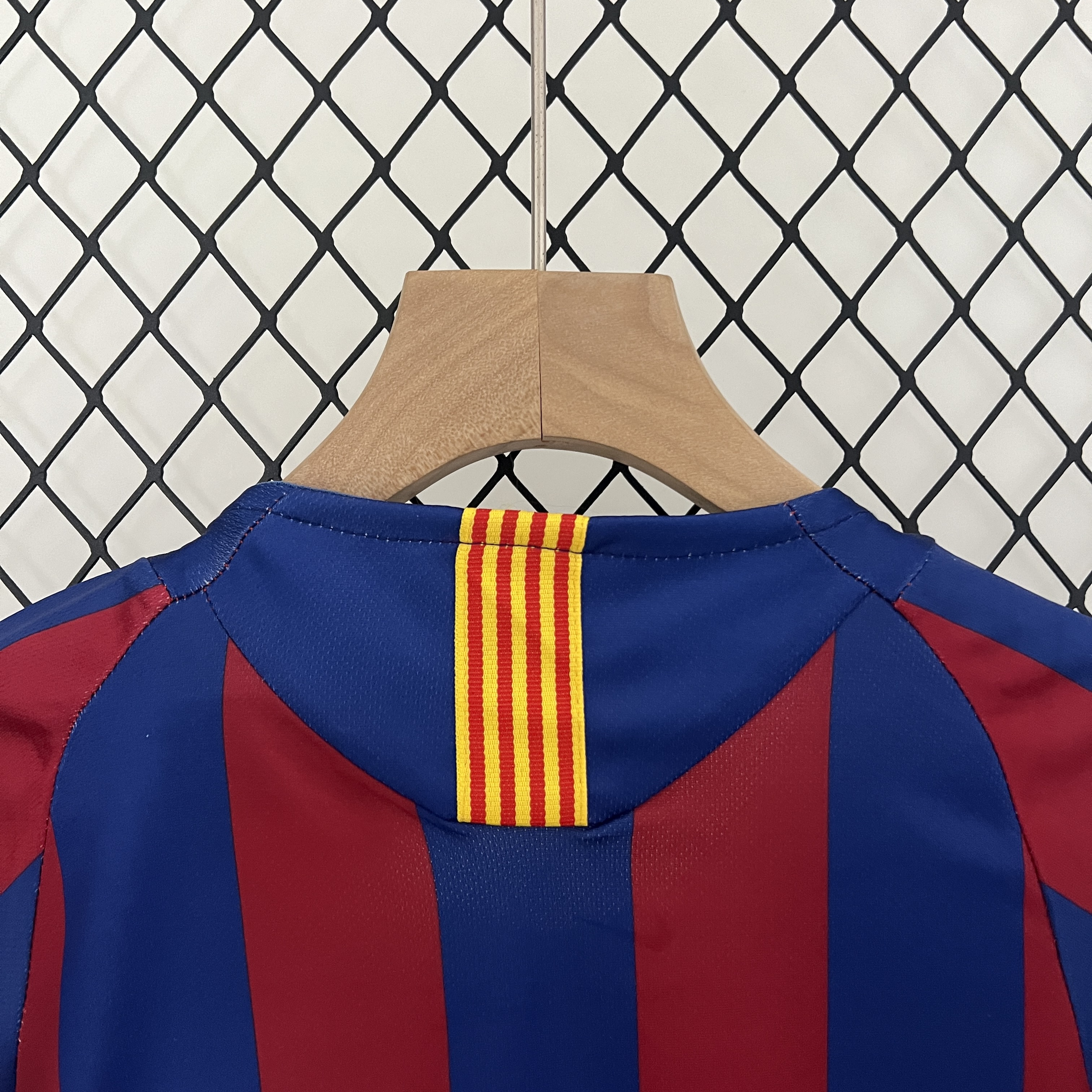 AlphaJersey-Retro Barcelona 2005-06 Home Stadium Kids Kit