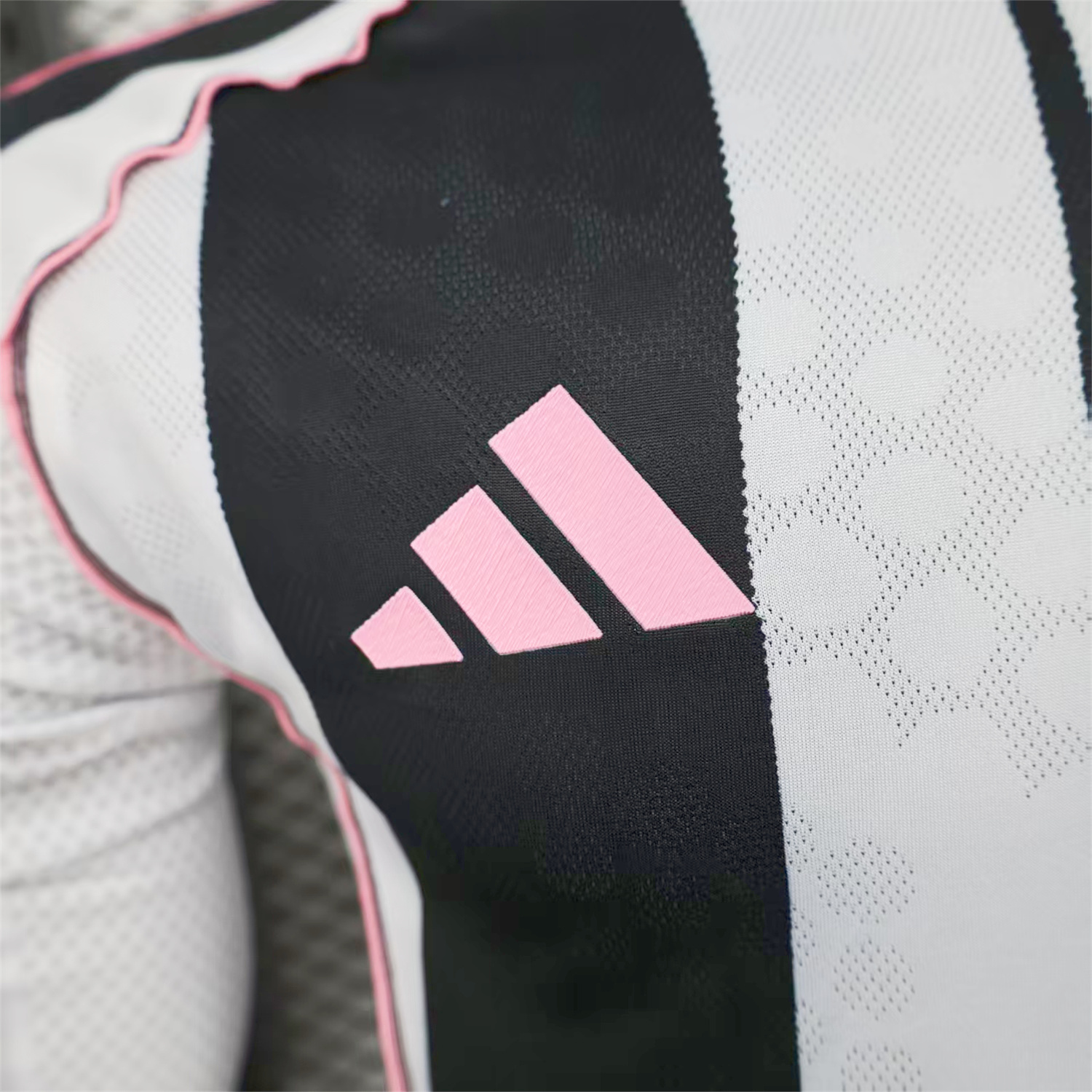 AlphaJersey-Juventus 25-26 Home Long Sleeves Jersey With Chest Sponsor - Player Version