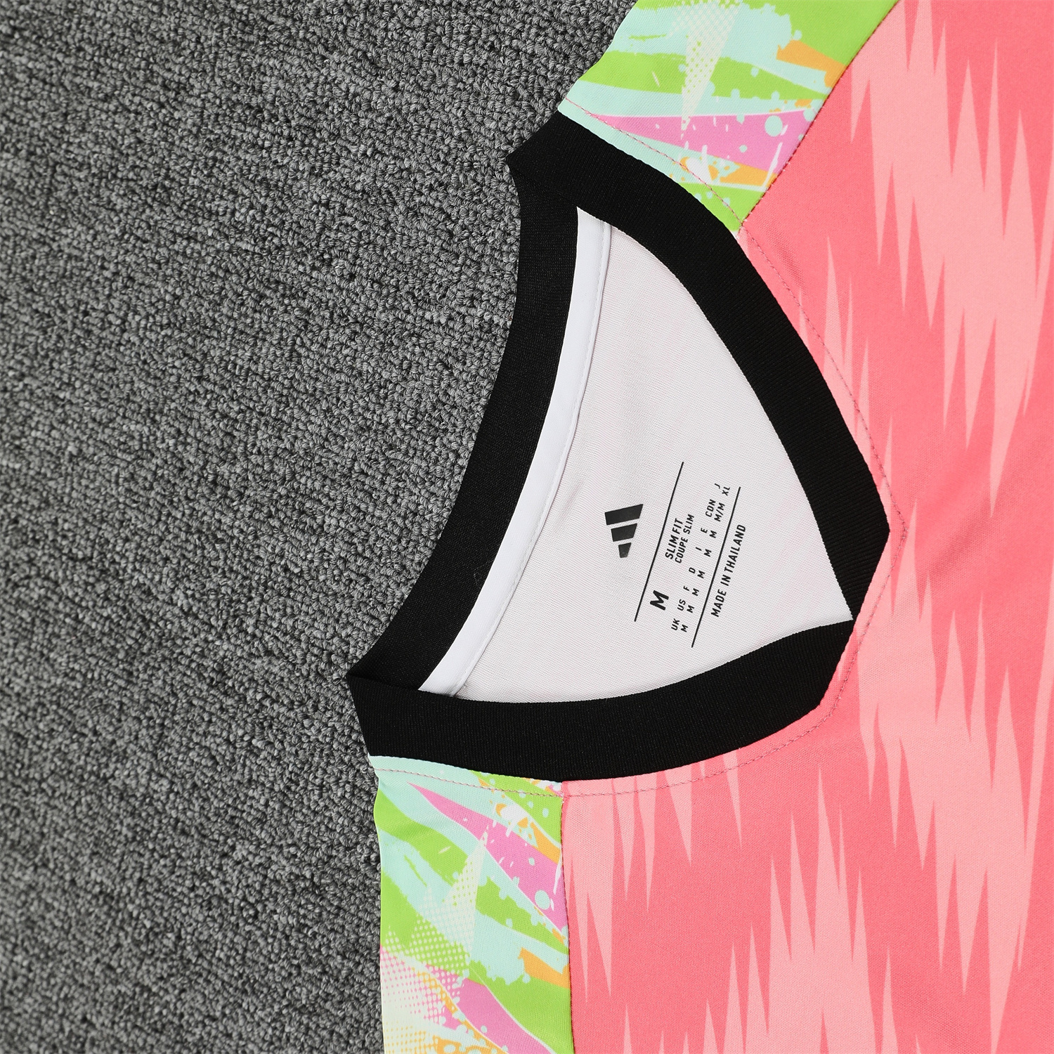 AlphaJersey-Real Madrid 25-26 Short-Sleeve Training Set - Pink Arrow Pattern Top & Black Shorts
