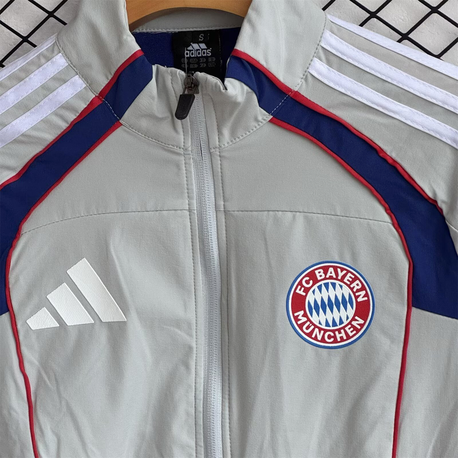 AlphaJersey-Bayern Munich 25-26 Red Lines Windbreaker Training Set - White Top and Pants