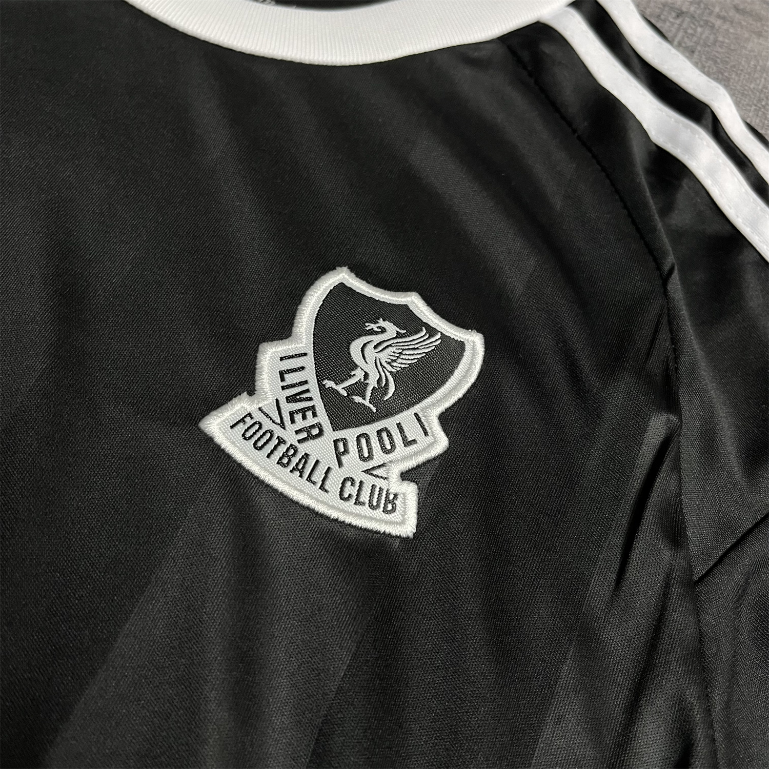 AlphaJersey-Liver.pool 25-26 Trefoil Black Goalkeeper Kids Kit