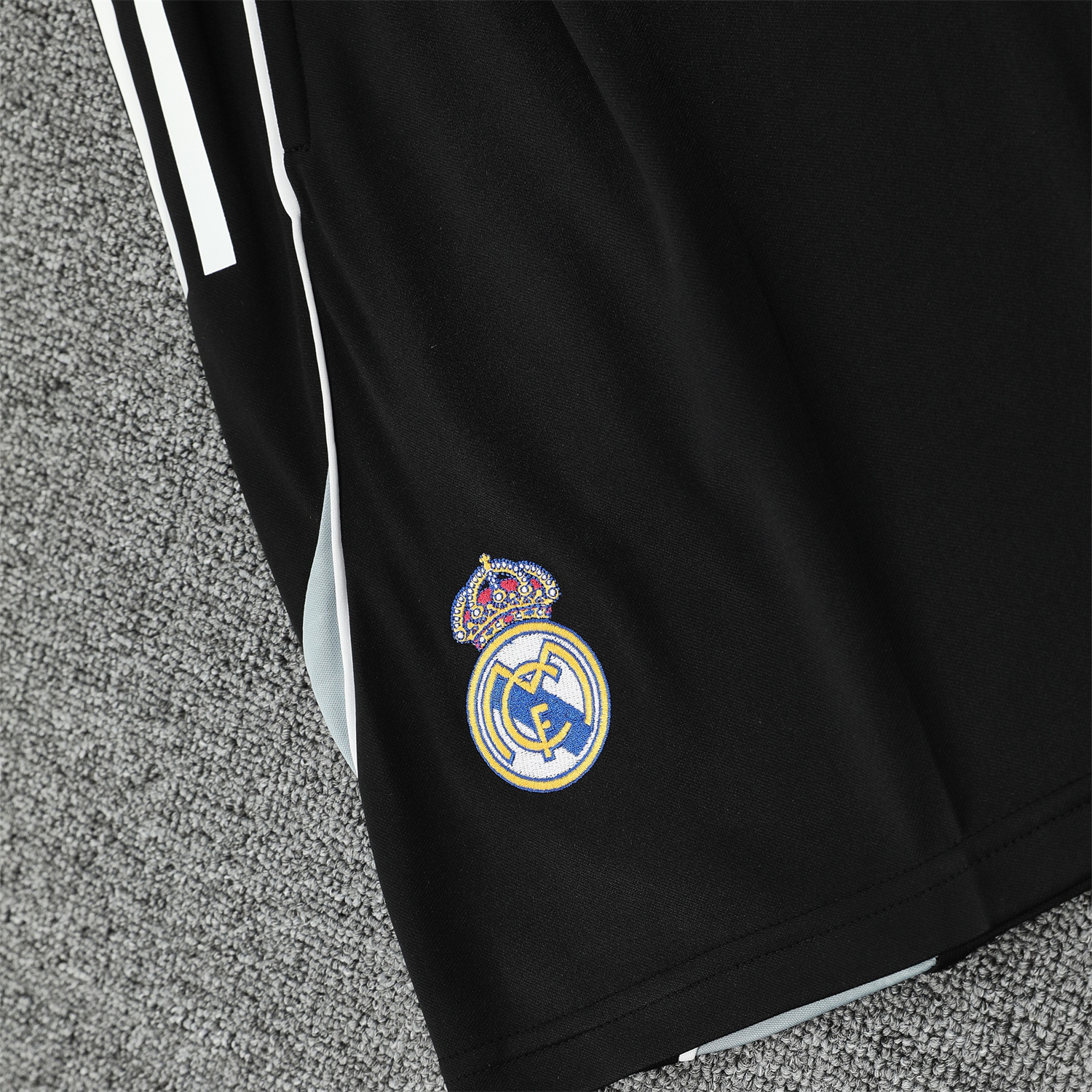 AlphaJersey-Real Madrid 25-26 Short-Sleeve Training Set - Grey Arrow Pattern Top & Black Shorts