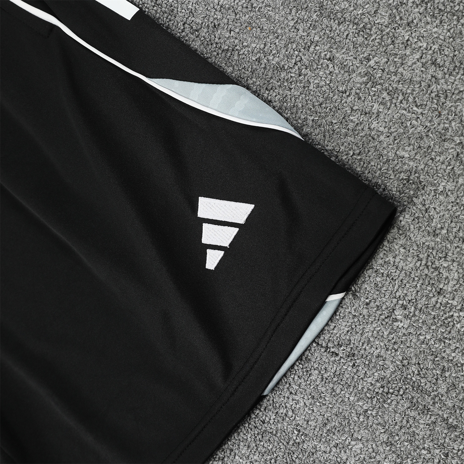 AlphaJersey-Real Madrid 25-26 Vest Training Set - Grey And White Vest & Black Shorts