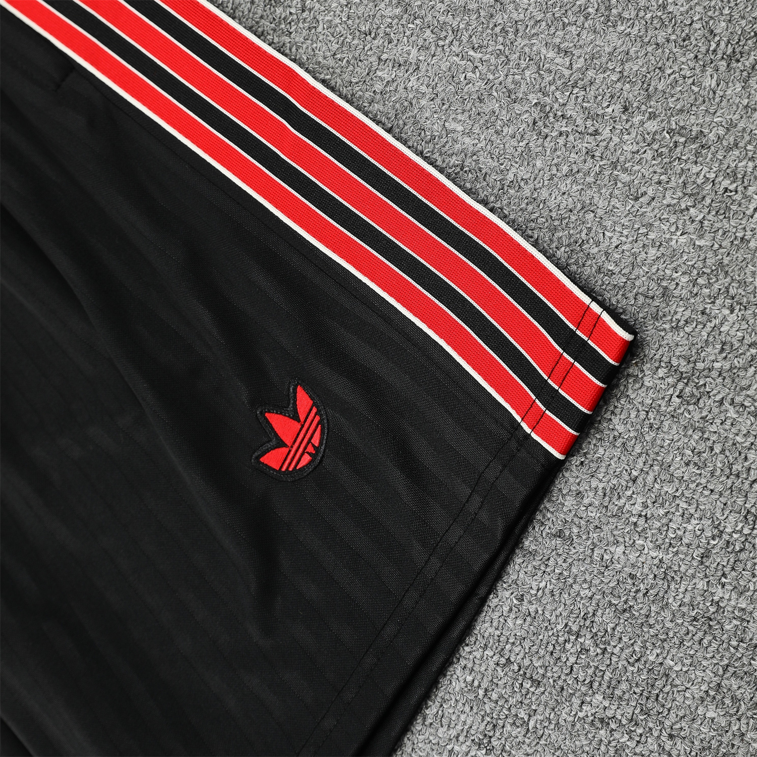 AlphaJersey-Manchester United 25-26 Short-Sleeve Training Set - Red Lines Black Top & Black Shorts