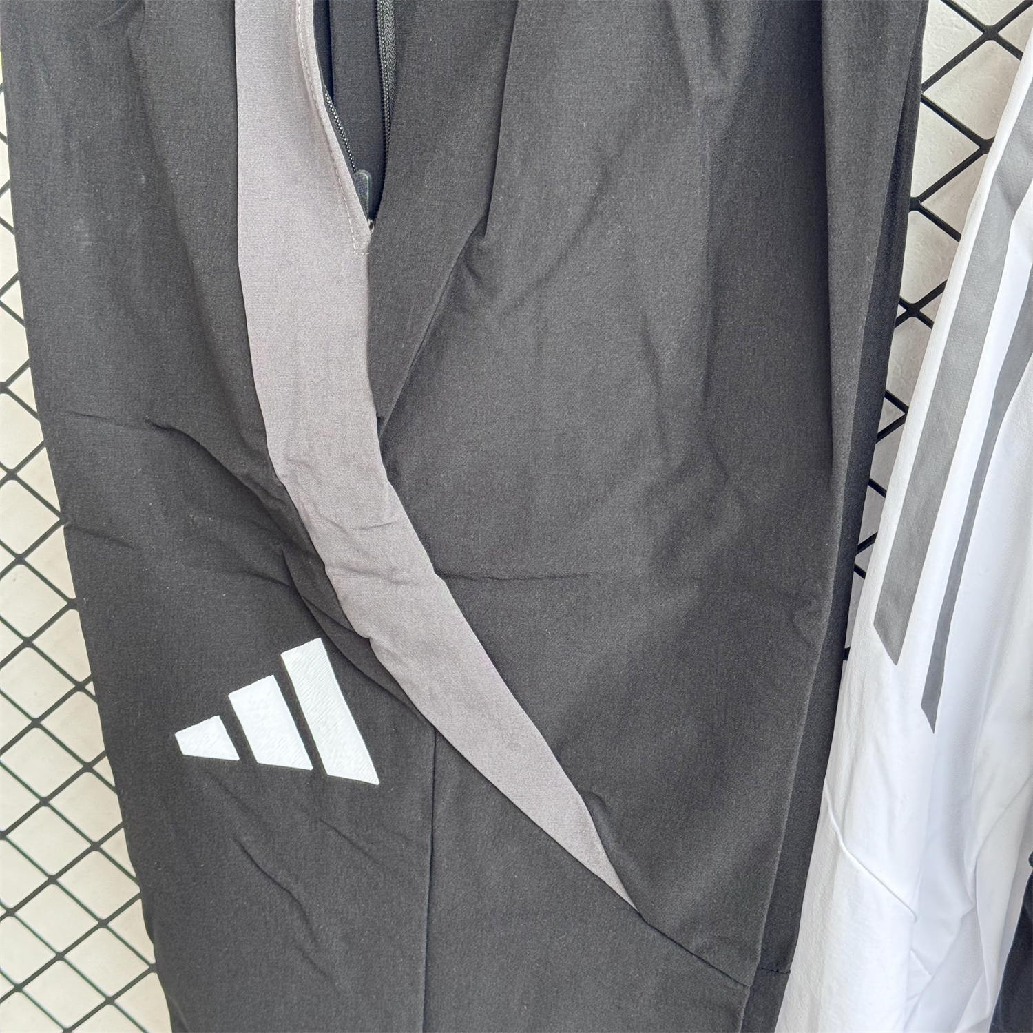 AlphaJersey-Real Madrid 25-26 Windbreaker Training Set - White With Black Top and Black Pants