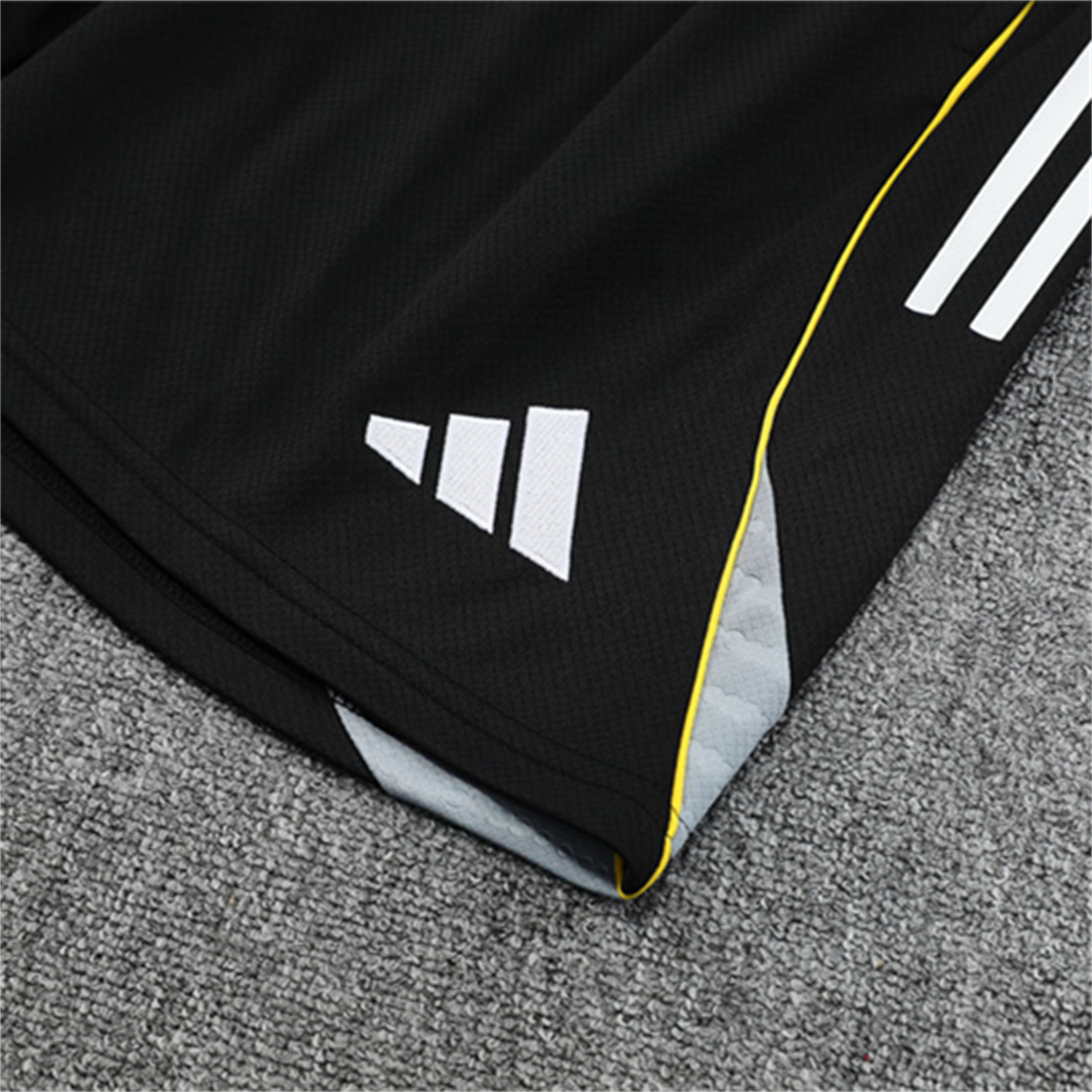 AlphaJersey-Real Madrid 25-26 Short-Sleeve Training Set - Yellow Line Black Top and Black Shorts