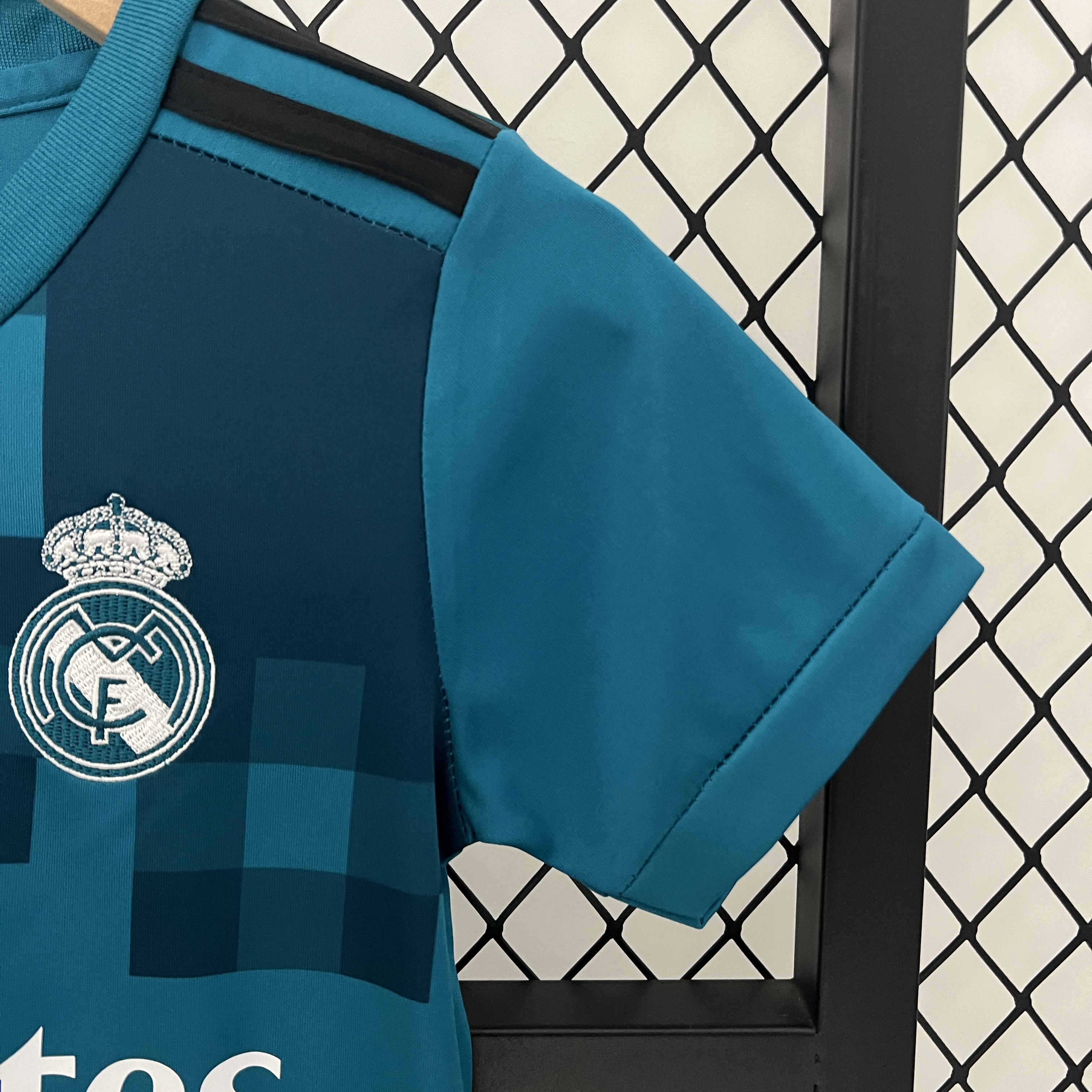 AlphaJersey-Retro Real Madrid 17-18 Third Kids Kit