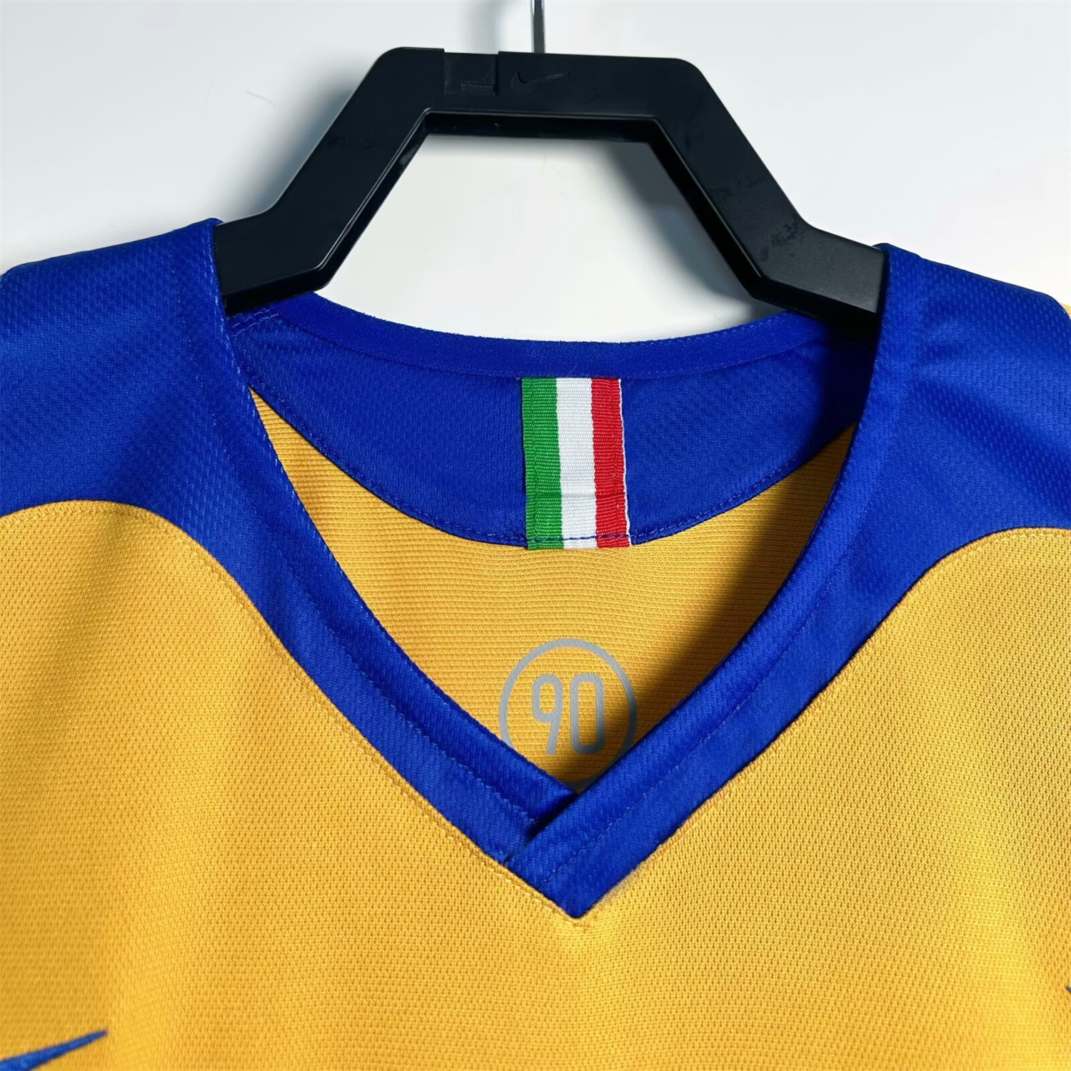 AlphaJersey-Retro Juventus 2005-06 Third Jersey