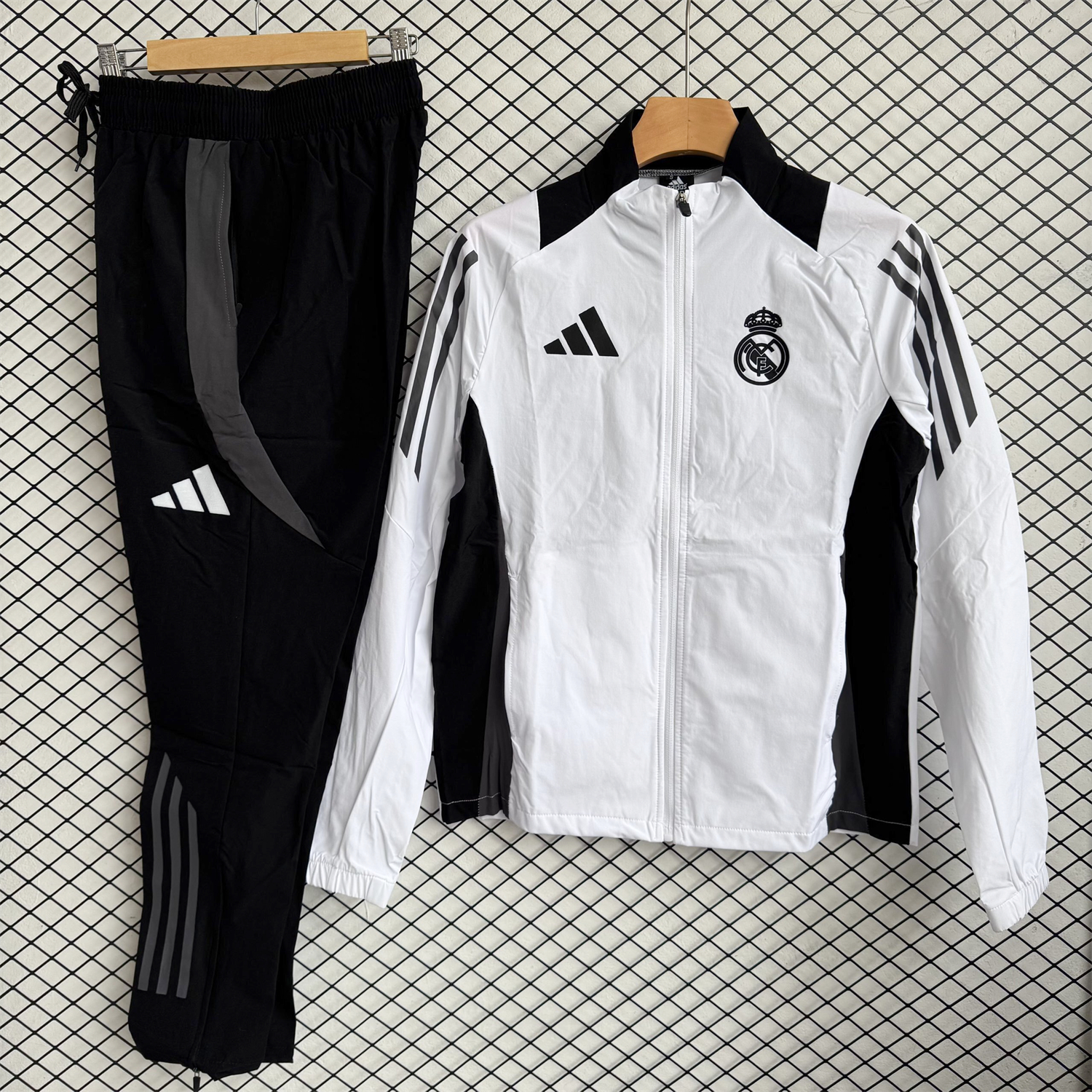 AlphaJersey-Real Madrid 25-26 Windbreaker Training Set - White With Black Top and Black Pants