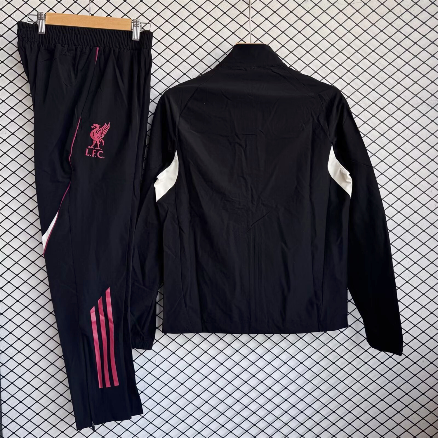 AlphaJersey-Liver.pool 25-26 Pink Logo Windbreaker Training Set - Black Top and Pants