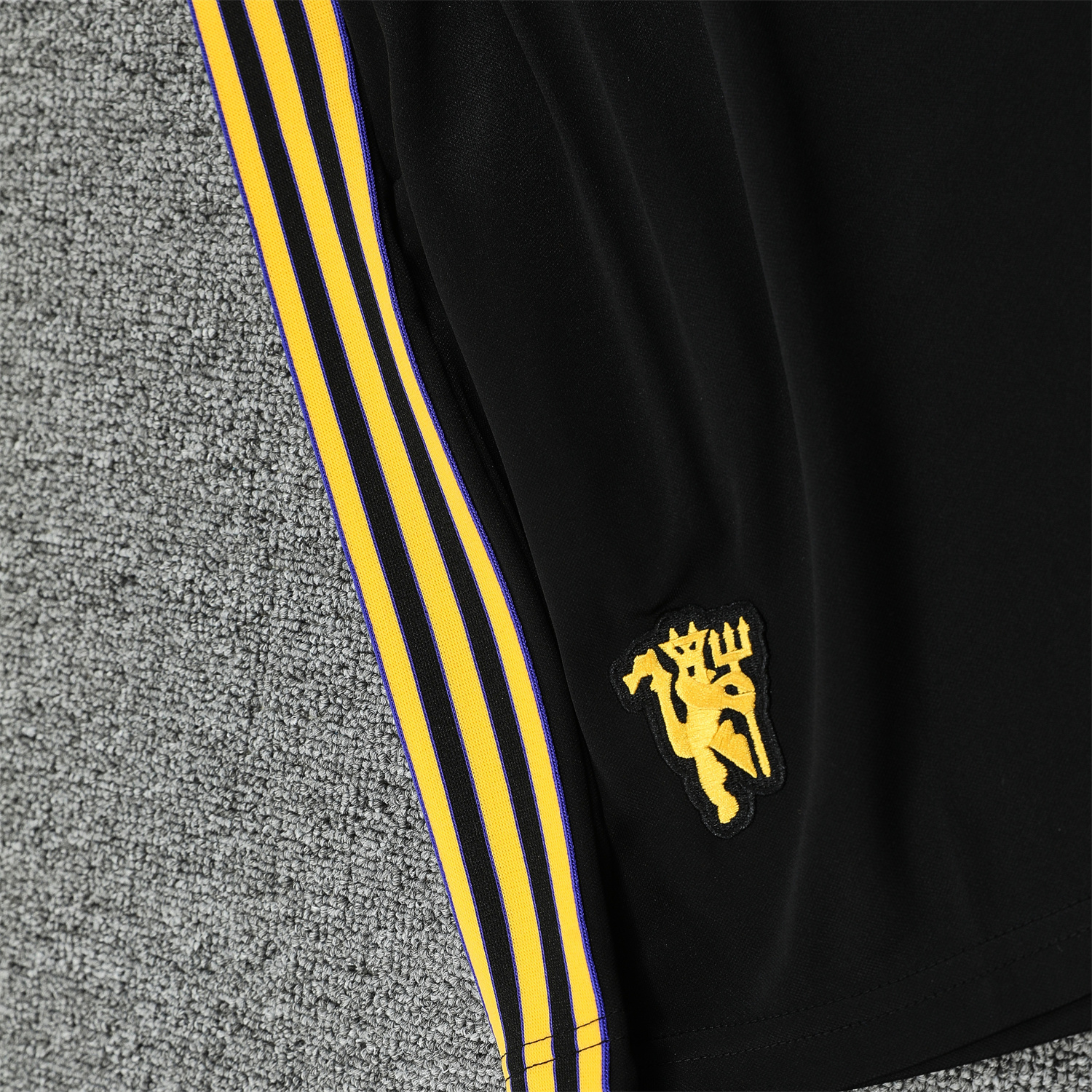 AlphaJersey-Manchester United 25-26 Trefoil Travel Short-Sleeve Training Set - Black Top & Black Shorts