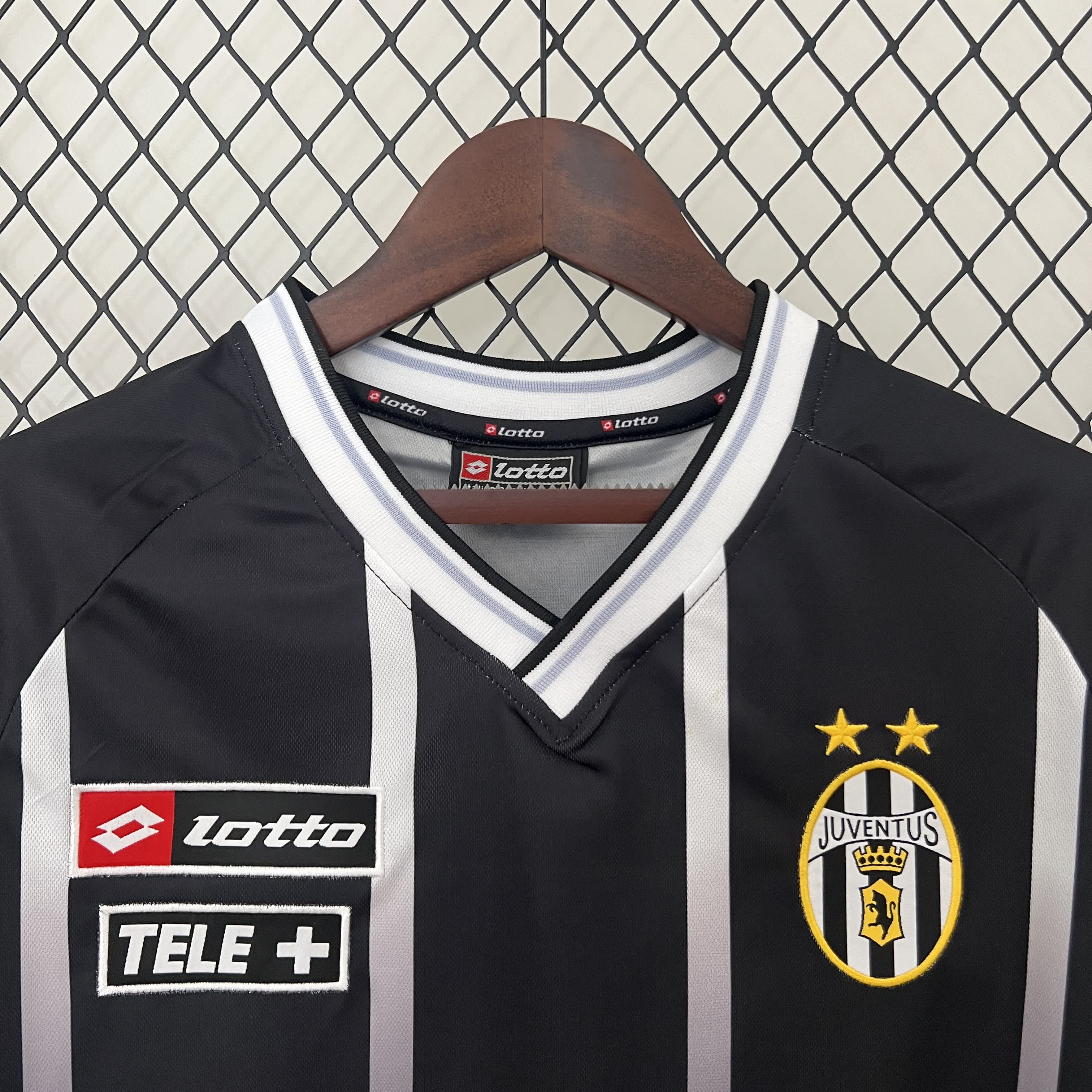 AlphaJersey-Retro Juventus 2000-01 Black Training Jersey