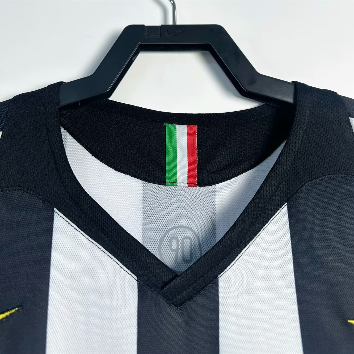 AlphaJersey-Retro Juventus 2005-06 Home Jersey