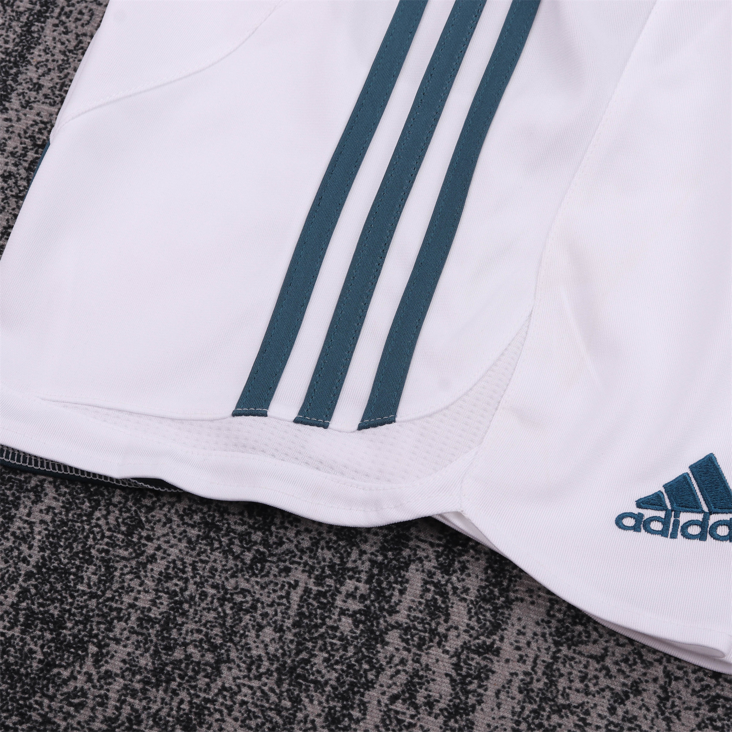 AlphaJersey-Retro Liver.pool 2006-08 Away Kids Kit
