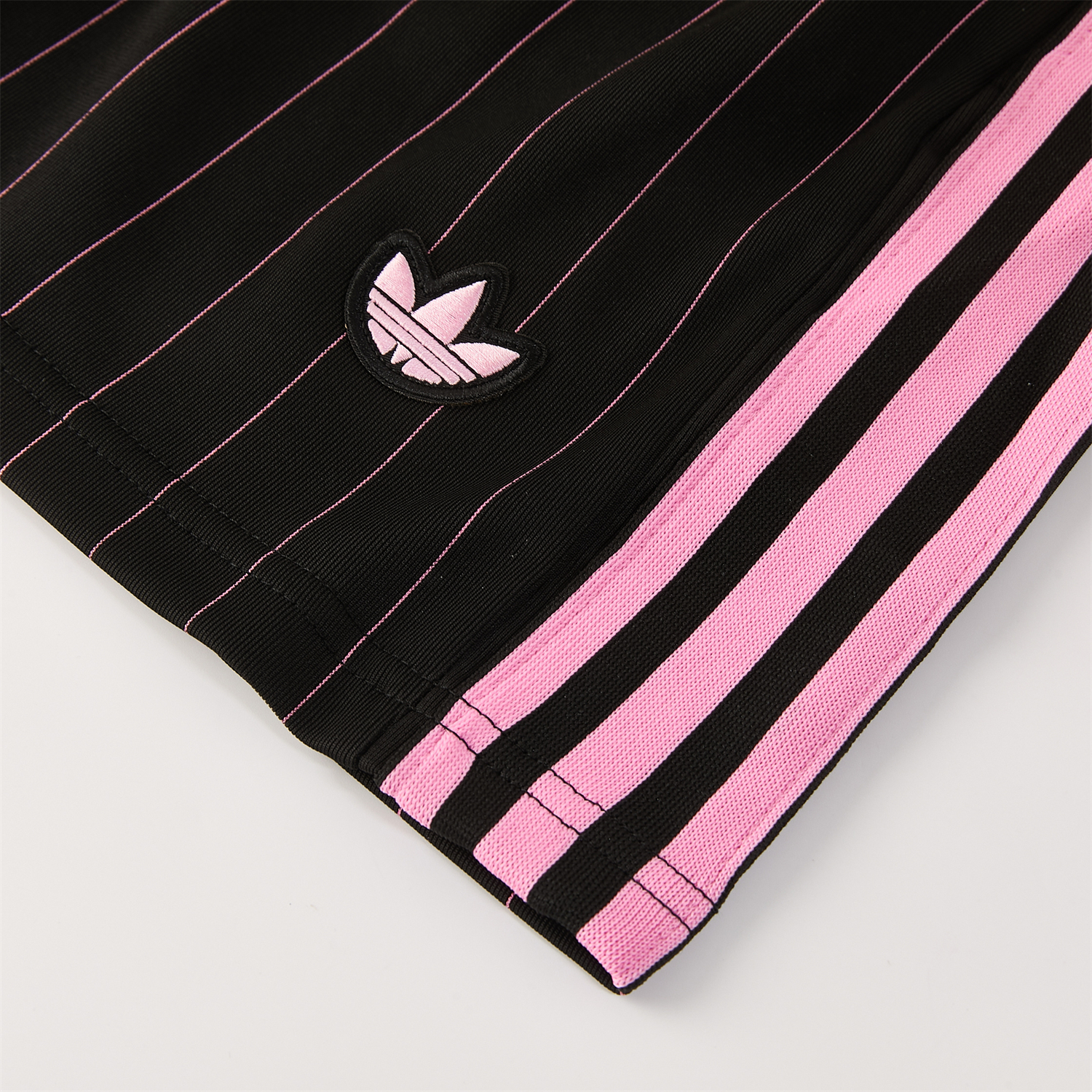 AlphaJersey-Juventus 26-27 Short-Sleeve Training Set - Pink Lines Black Top & Shorts