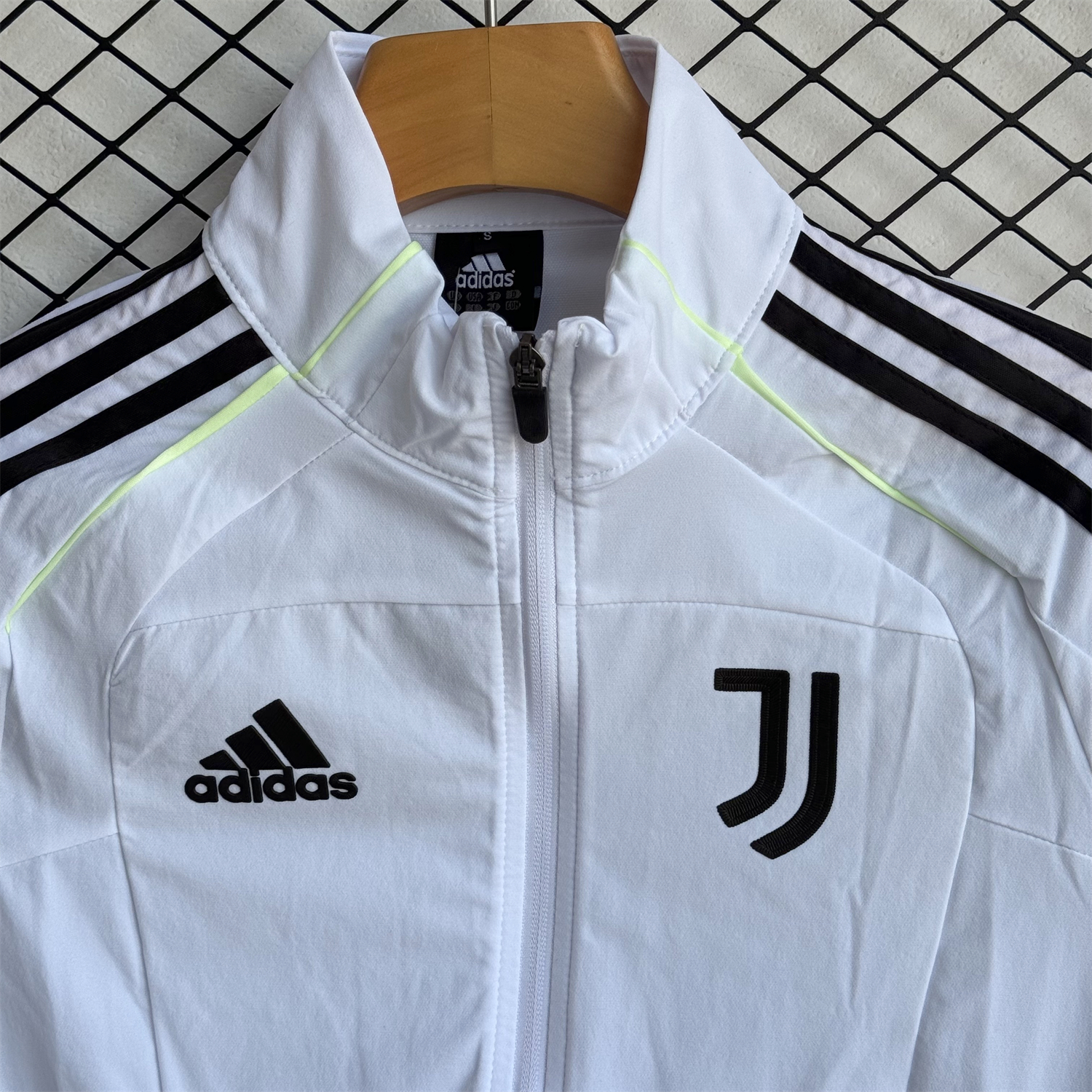AlphaJersey-Juventus 25-26 Windbreaker Training Set - White Top and Black Pants