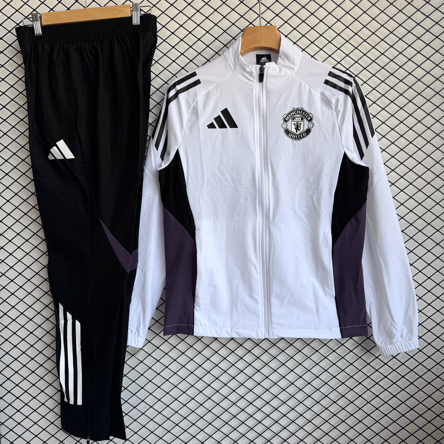 AlphaJersey-Manchester United 25-26 Windbreaker Training Set - White Top and Black Pants