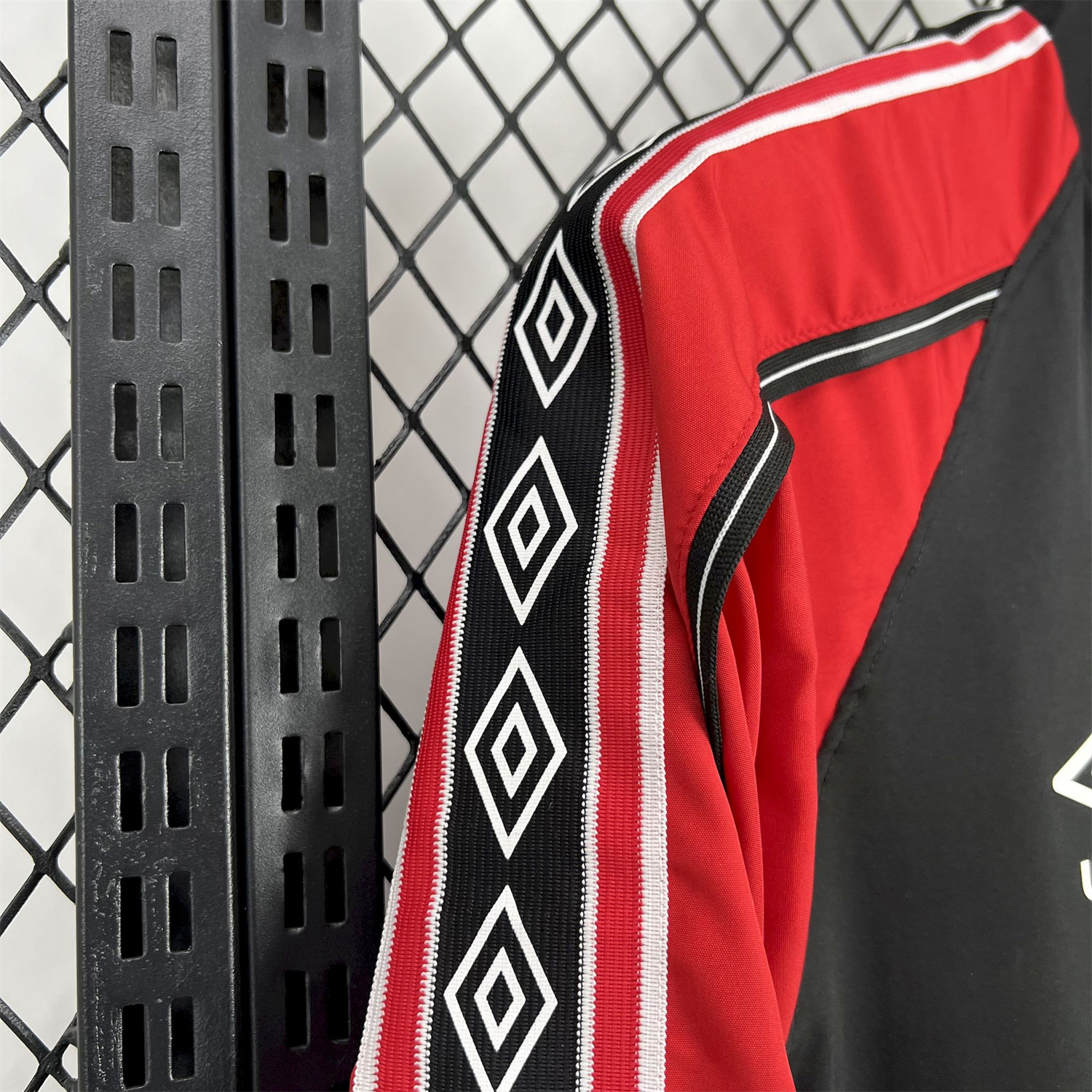 AlphaJersey-Retro Manchester United 1998-99 Throwback Windbreaker Jacket - Black and Red