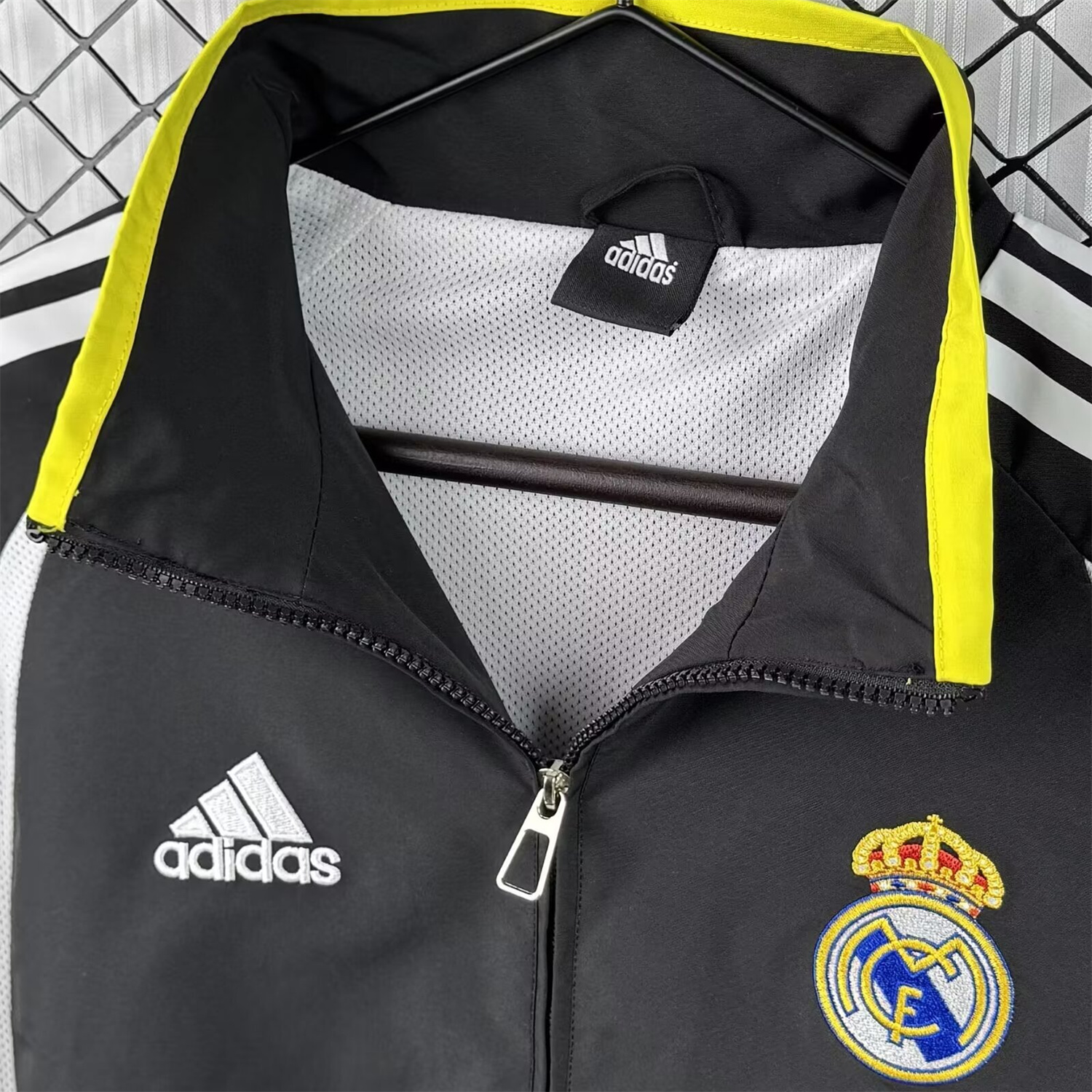 AlphaJersey-Retro Real Madrid 2006-07 Windbreaker Jacket - Black And White
