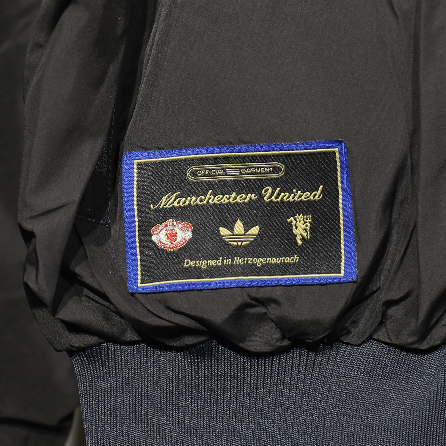 AlphaJersey-Manchester United 25-26 Double Sided Reversible Windbreaker - Black & Purple