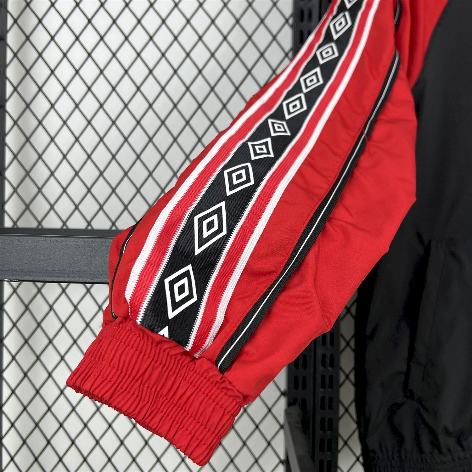 AlphaJersey-Retro Manchester United 1998-99 Throwback Windbreaker Jacket - Black and Red
