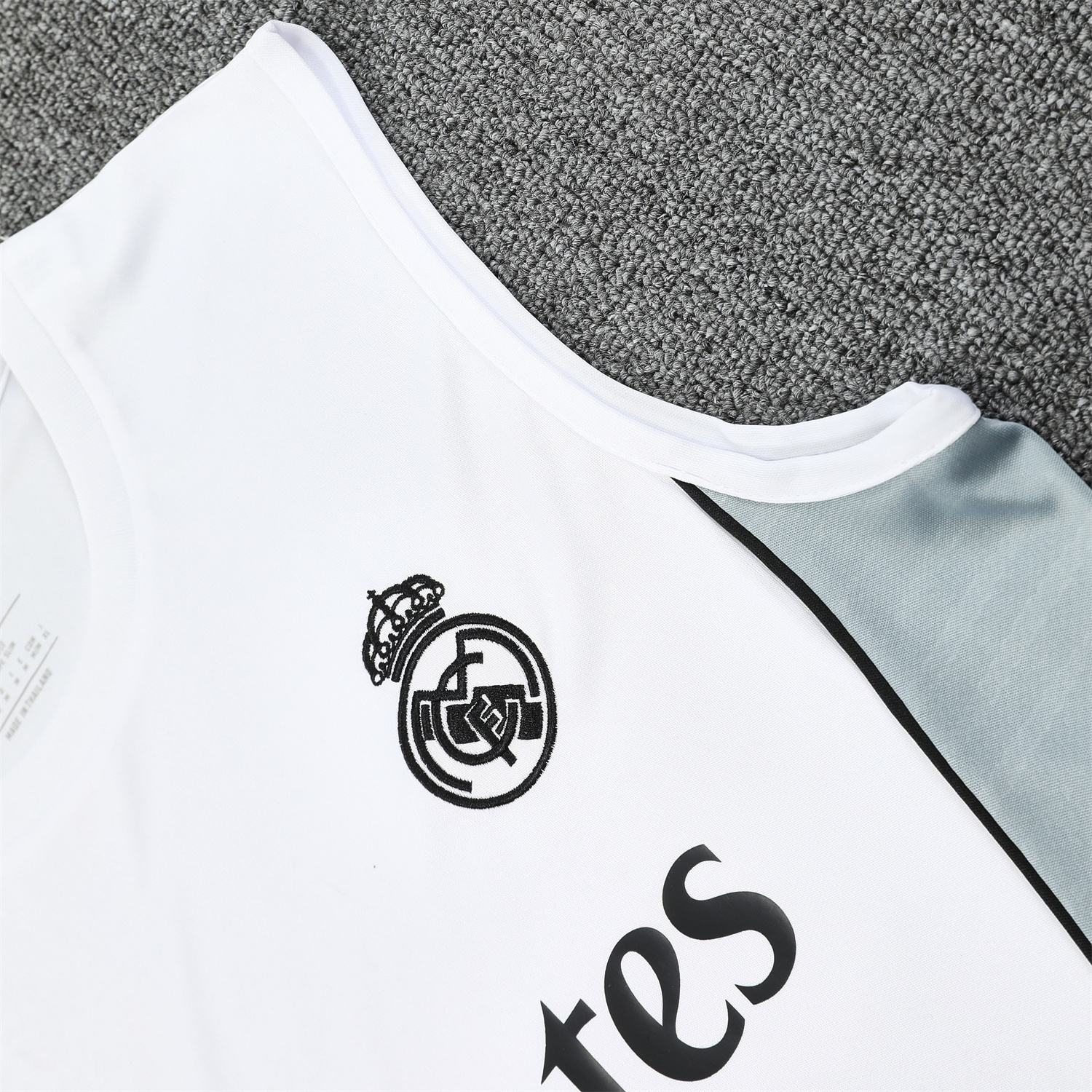 AlphaJersey-Real Madrid 25-26 Vest Training Set - Grey And White Vest & Black Shorts