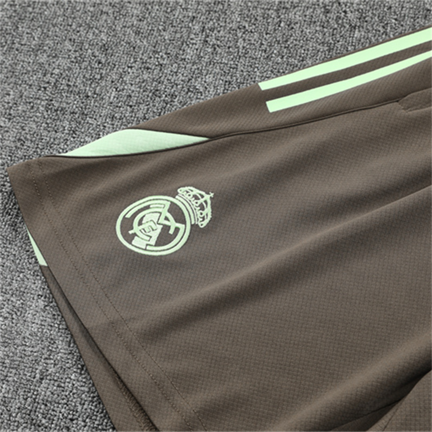 AlphaJersey-Real Madrid 25-26 Short-Sleeve Training Set - Light Green Top and Dark Khaki Shorts