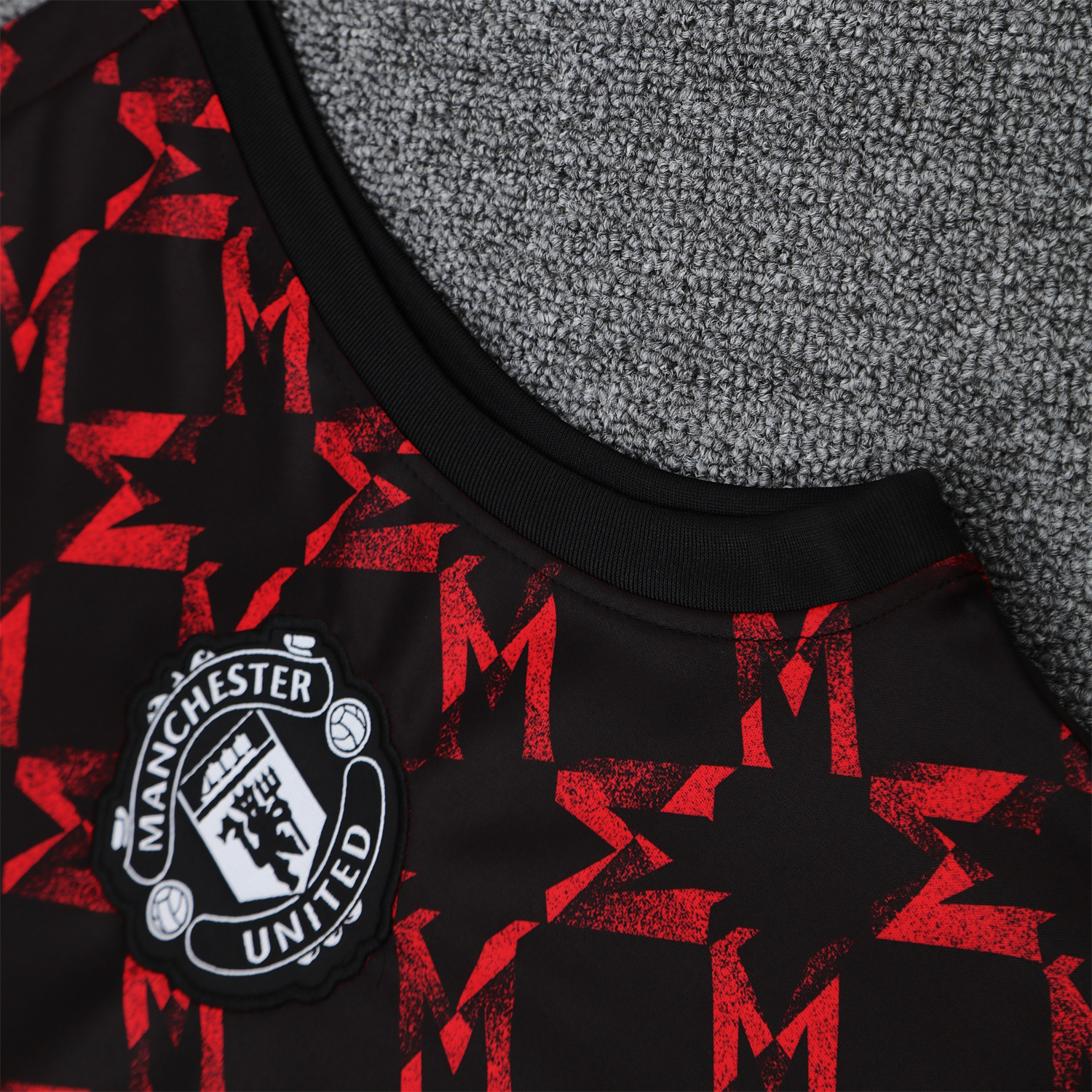 AlphaJersey-Manchester United 25-26 Pre-Match Vest Training Set - Red Top & Black Shorts