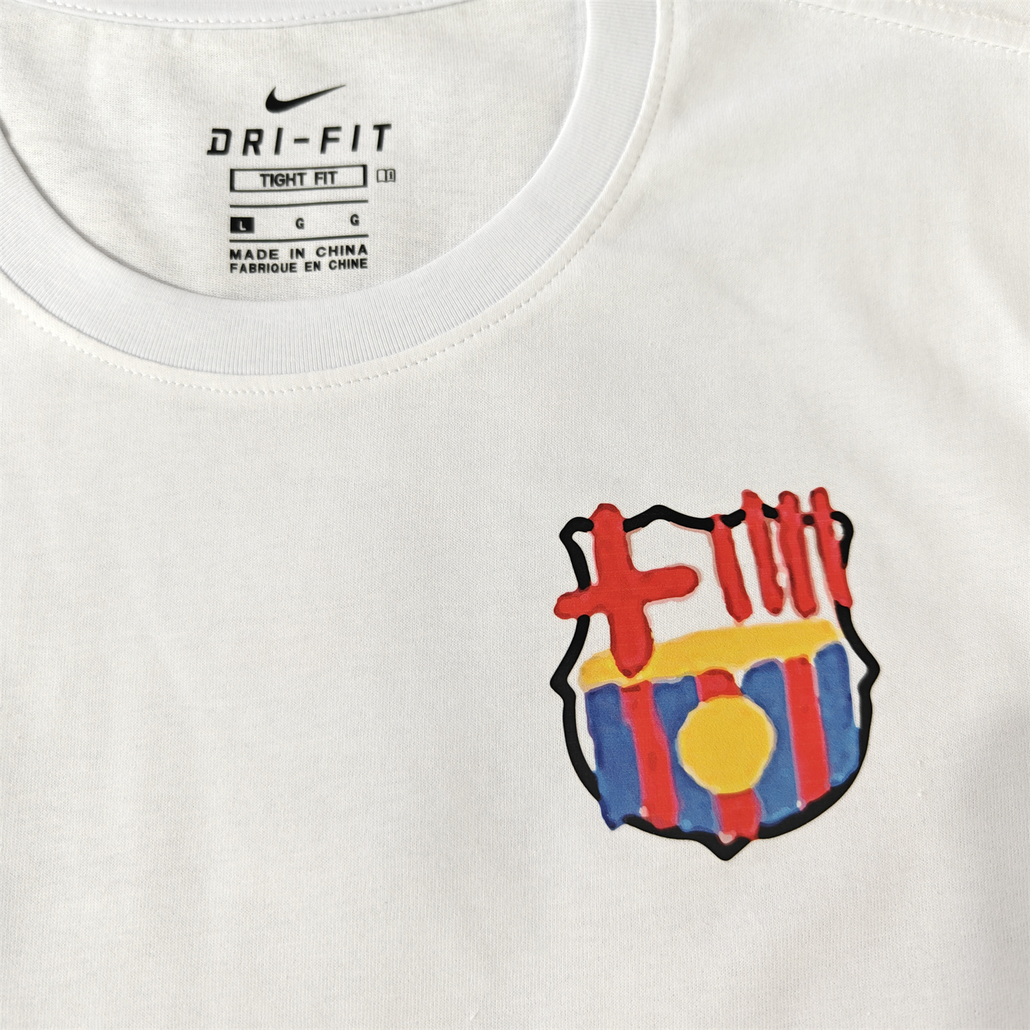 AlphaJersey-Barcelona Tots Units Fem Força Full-Color Drawing Of The Shield T-shirt【White】