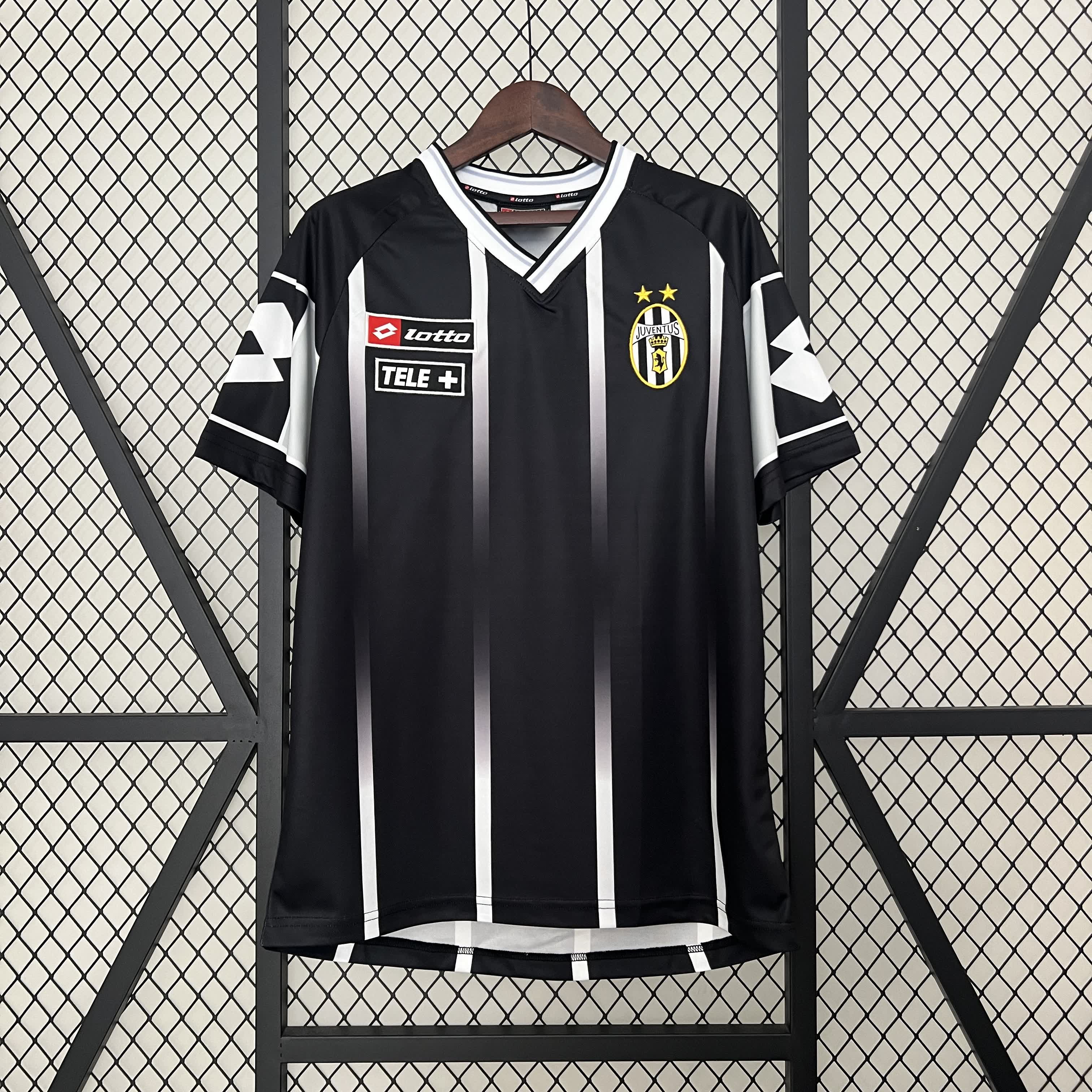 AlphaJersey-Retro Juventus 2000-01 Black Training Jersey
