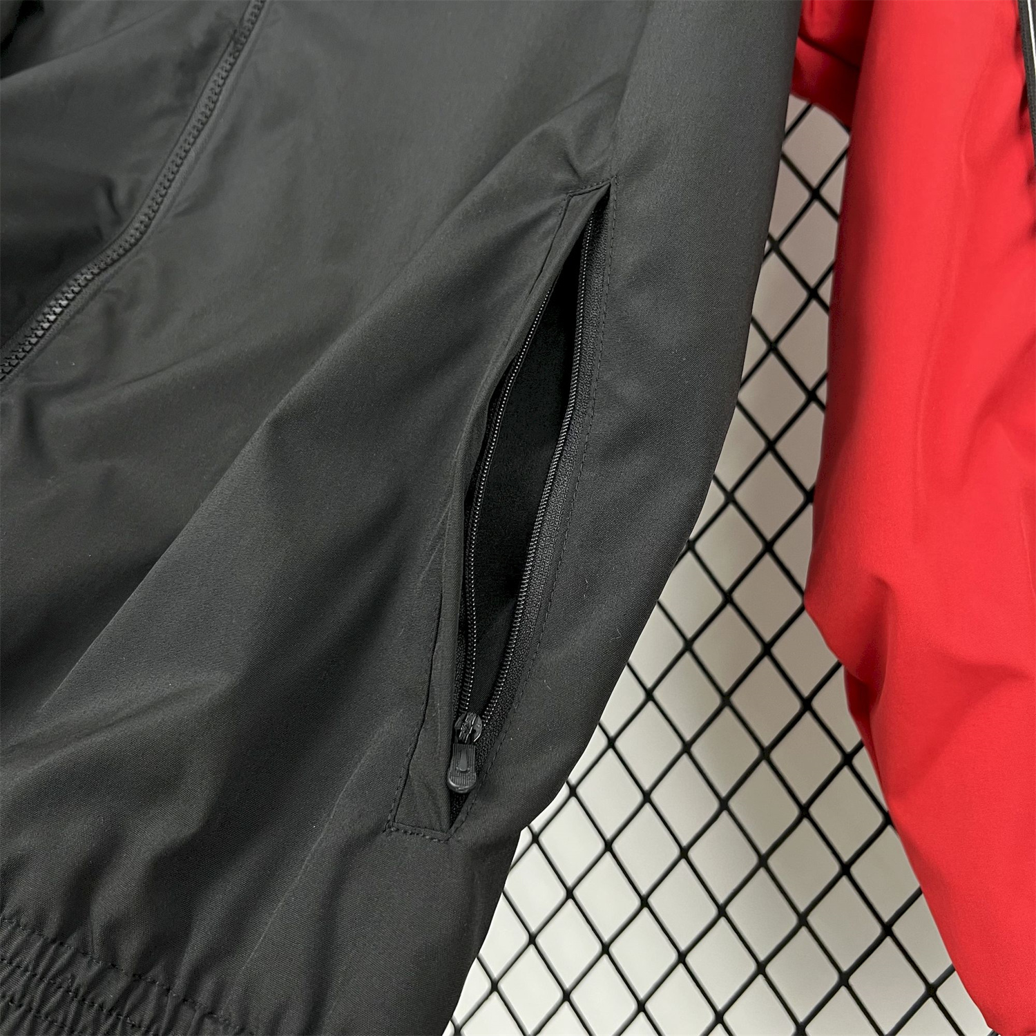 AlphaJersey-Retro Manchester United 1998-99 Throwback Windbreaker Jacket - Black and Red