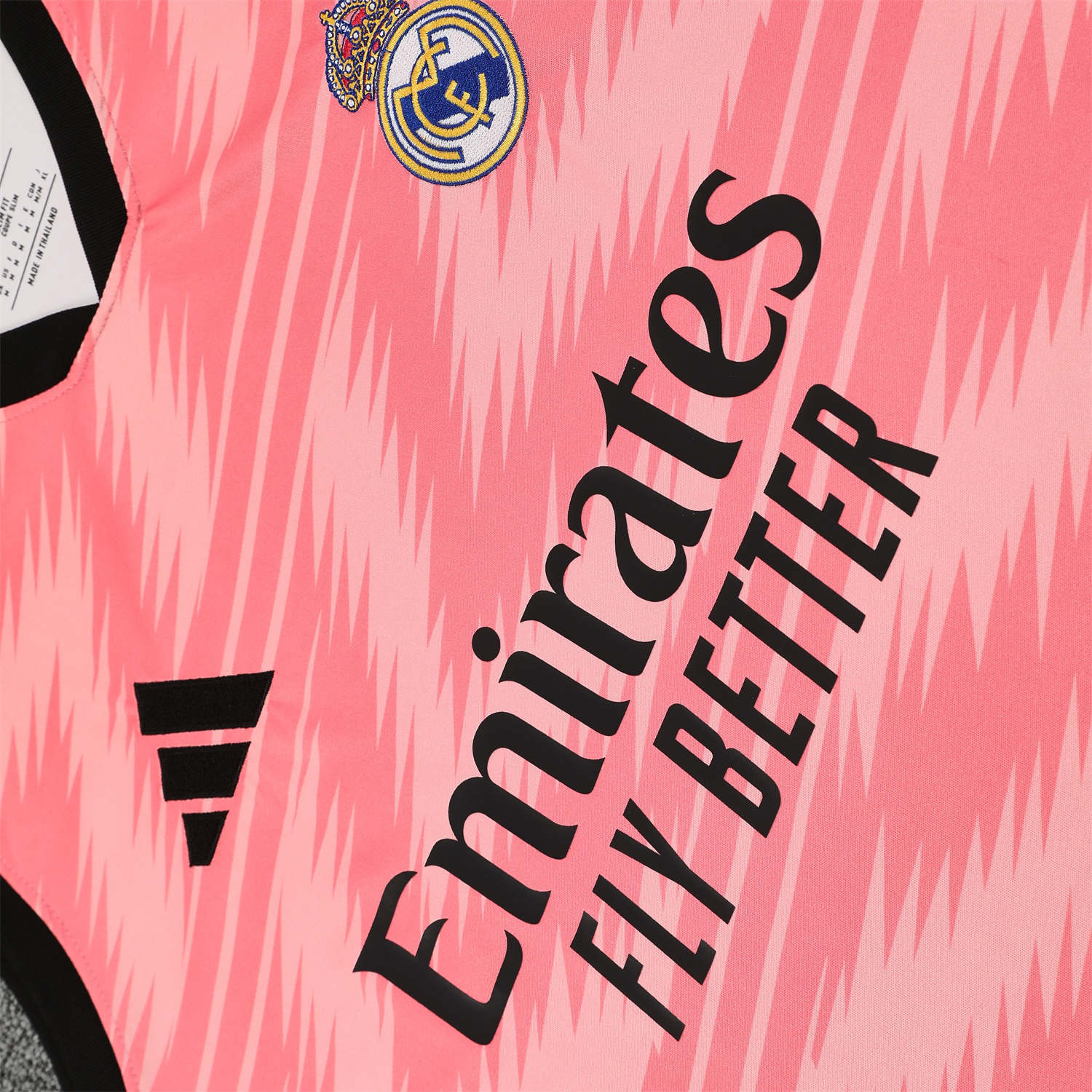 AlphaJersey-Real Madrid 25-26 Vest Training Set - Pink Arrow Pattern Vest & Black Shorts