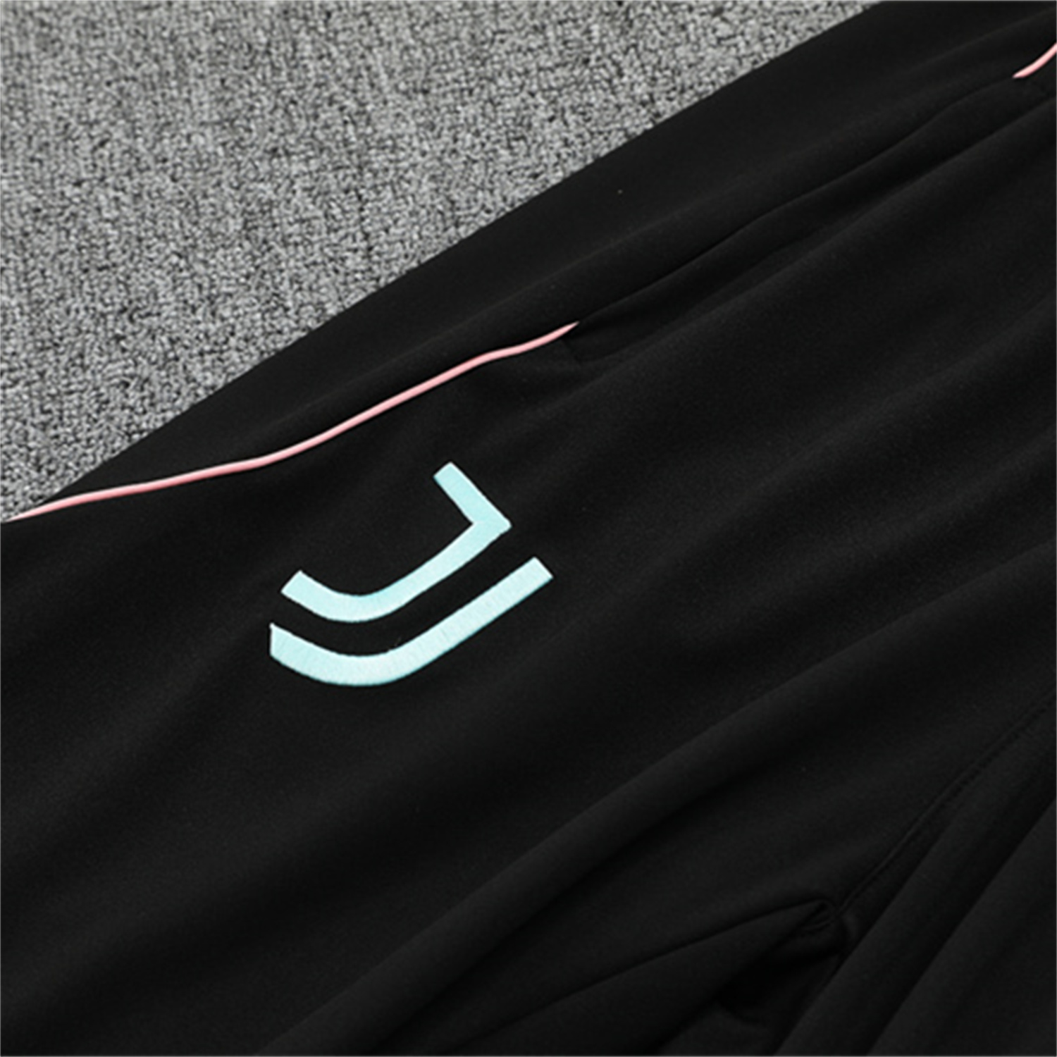AlphaJersey-Juventus 25-26 Long Sleeve Training Set - White Top and Black Pants