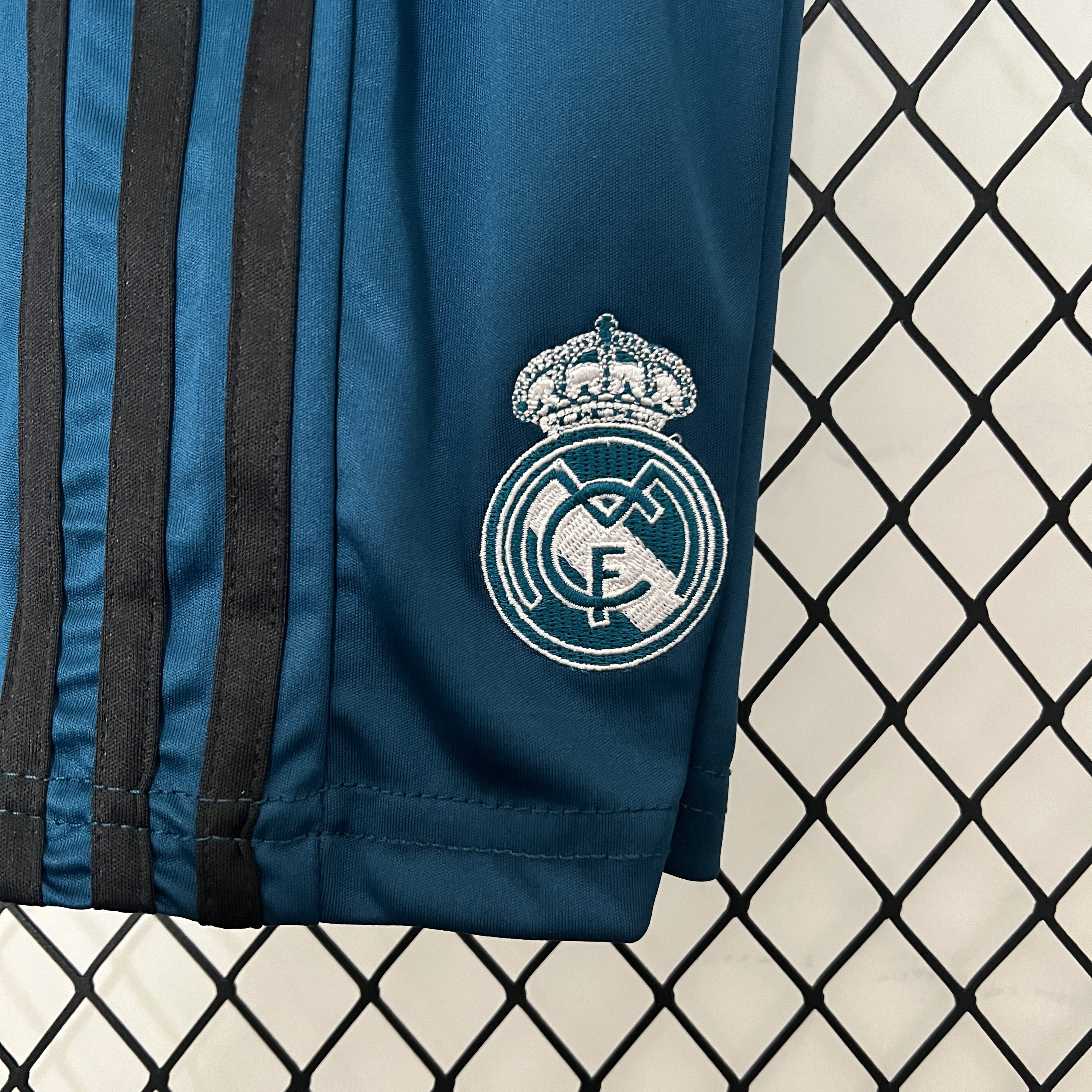 AlphaJersey-Retro Real Madrid 17-18 Third Kids Kit