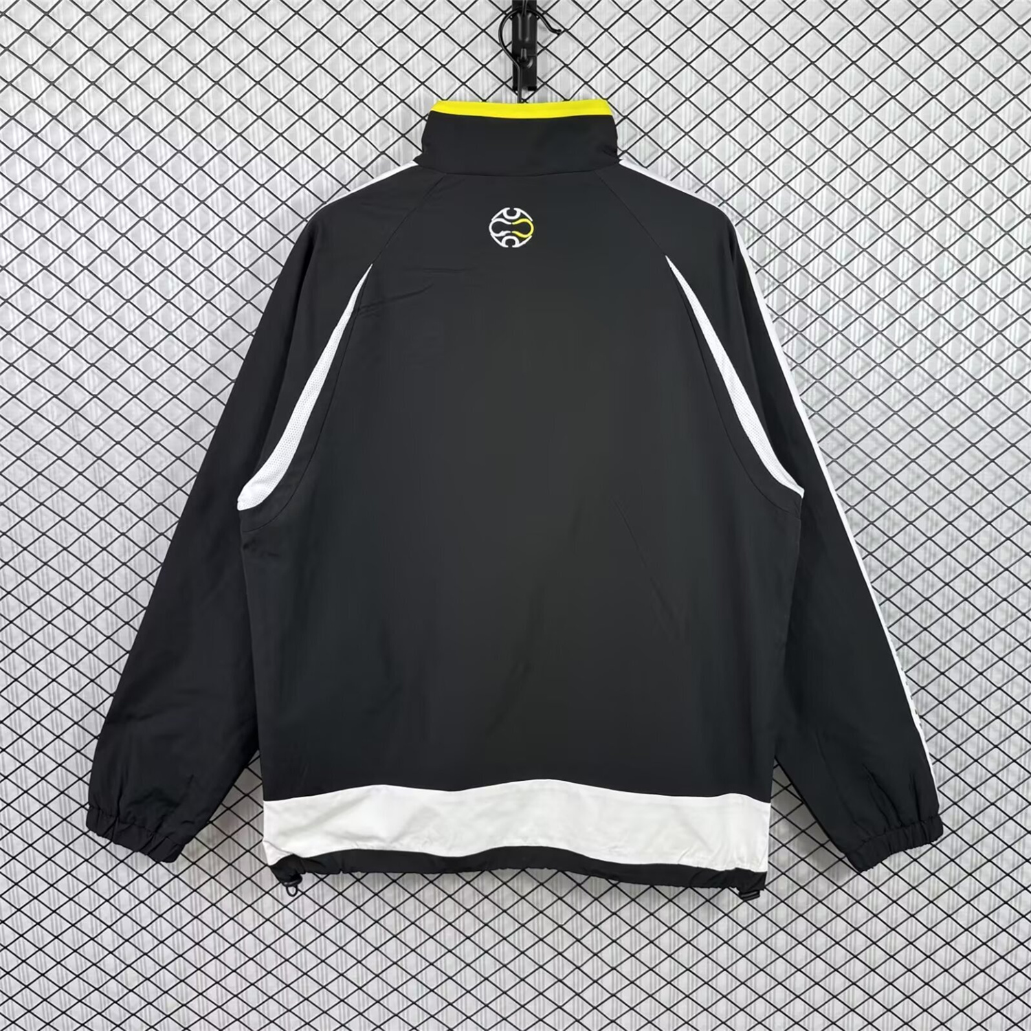 AlphaJersey-Retro Real Madrid 2006-07 Windbreaker Jacket - Black And White