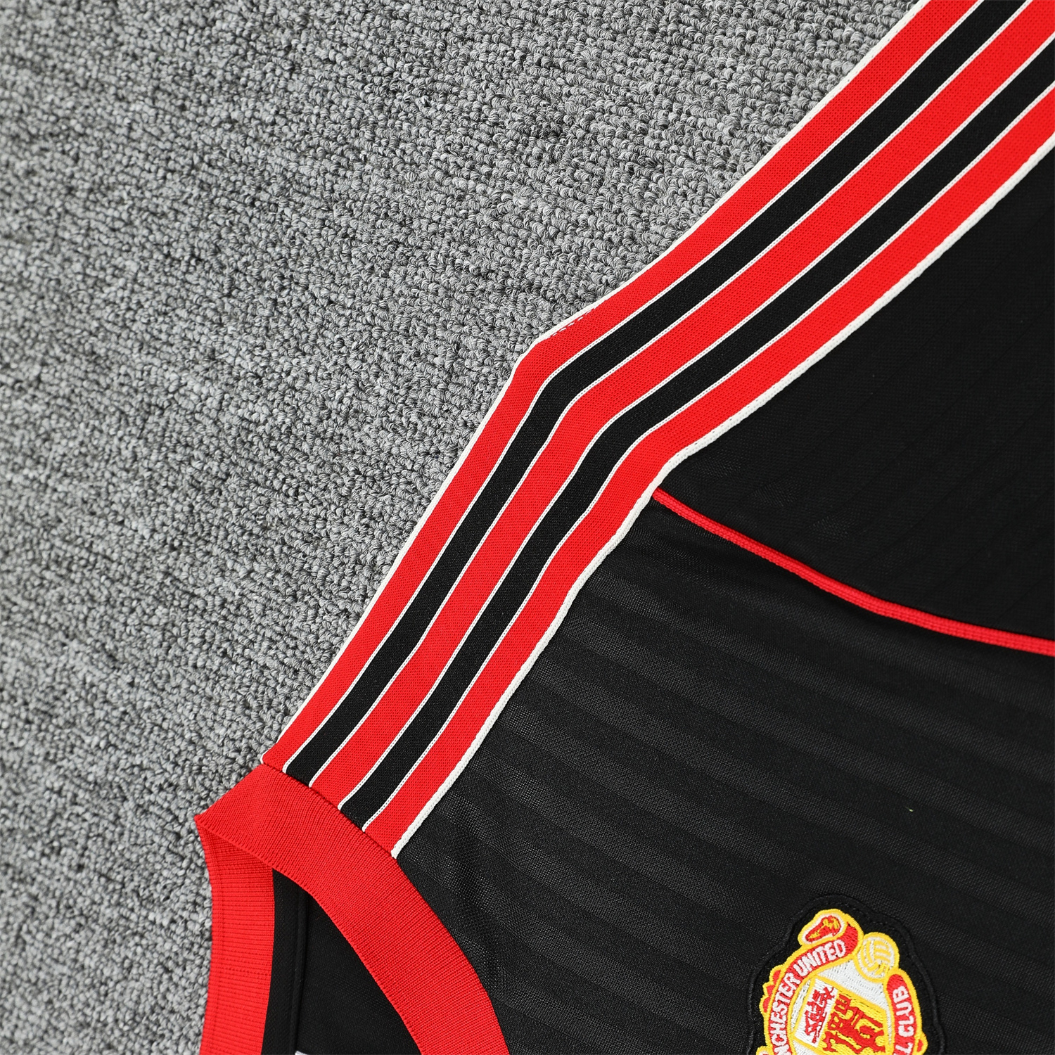 AlphaJersey-Manchester United 25-26 Short-Sleeve Training Set - Red Lines Black Top & Black Shorts
